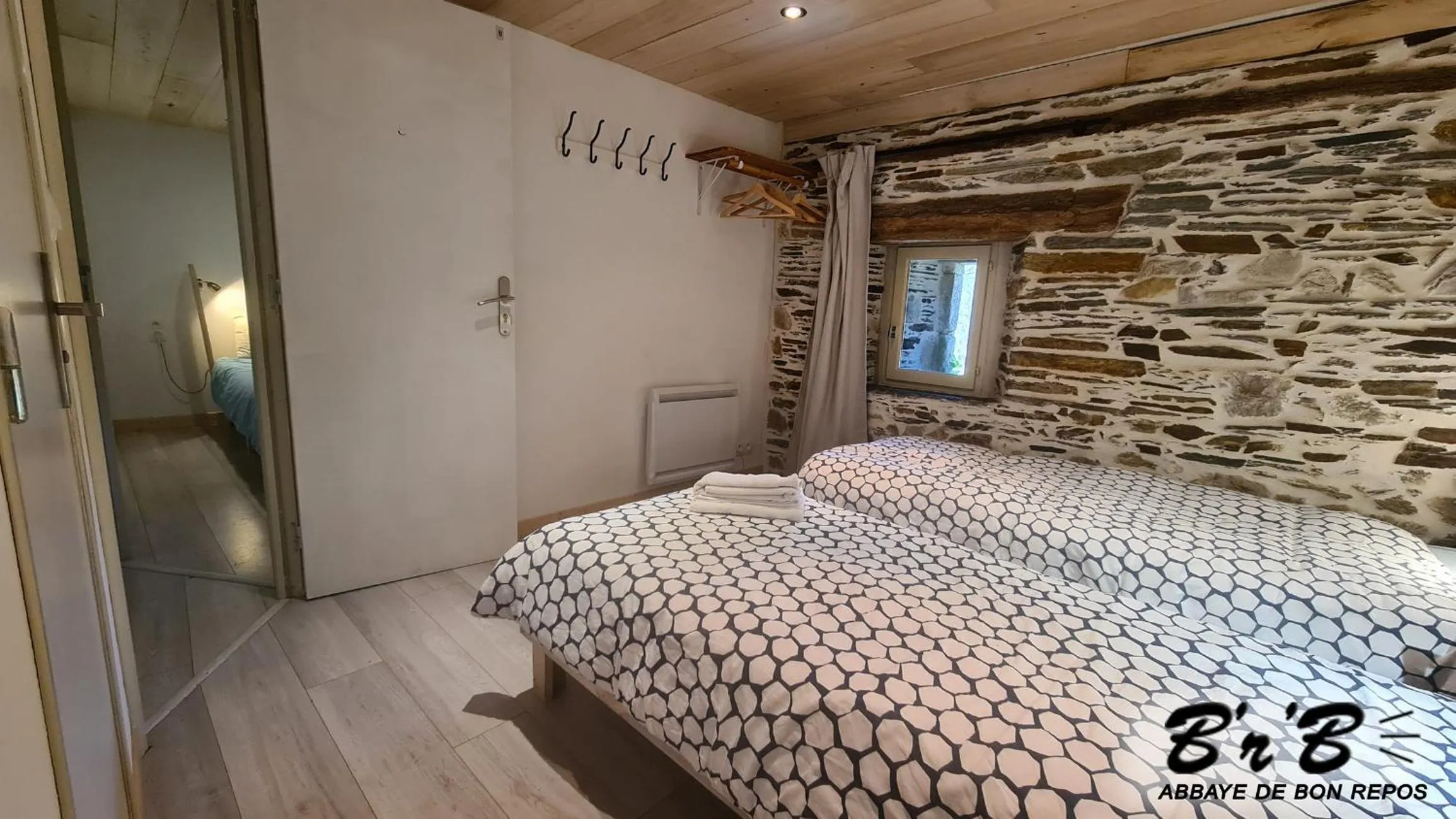 Photo of the whole room, Bed in Brb