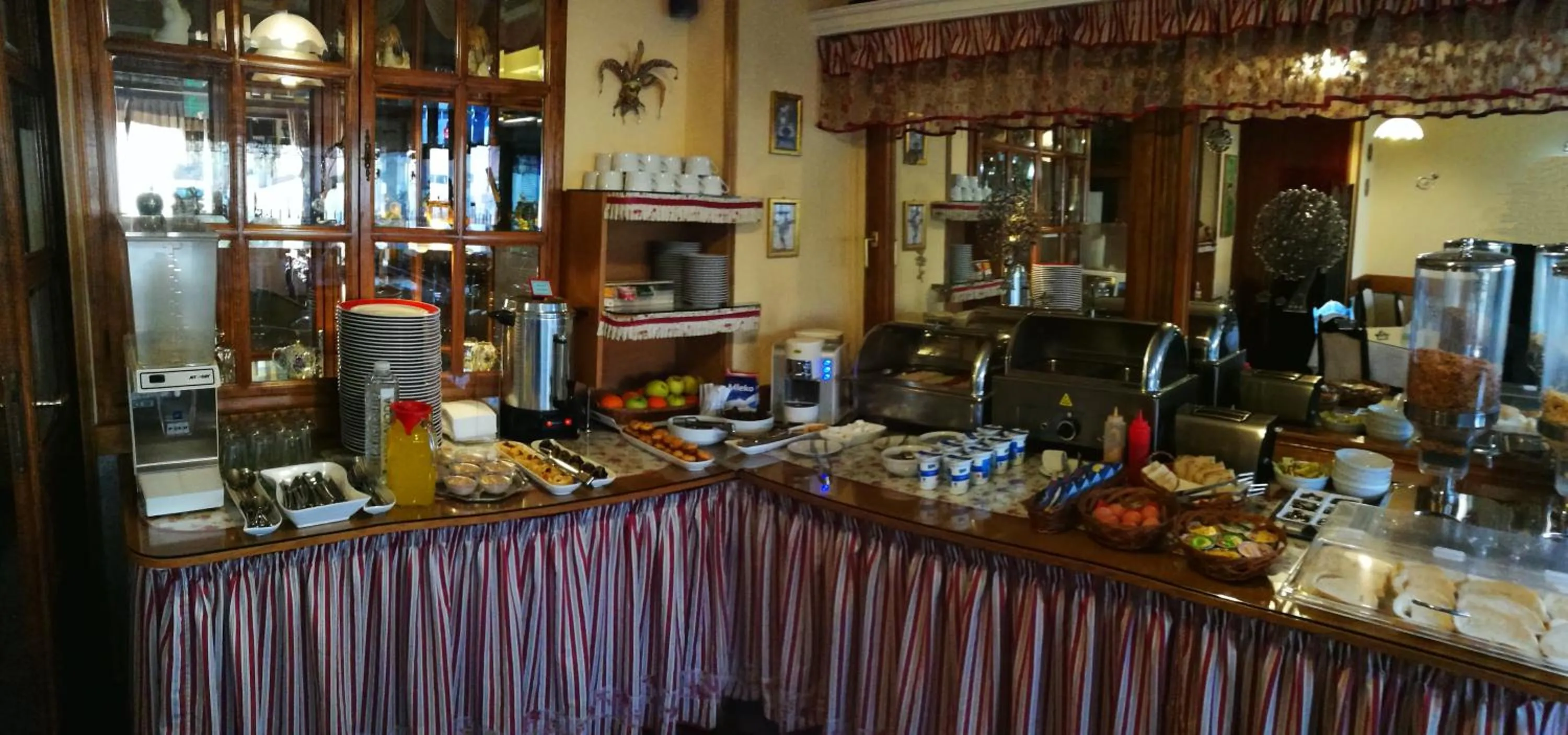 Food and drinks in Garni Hotel Lav