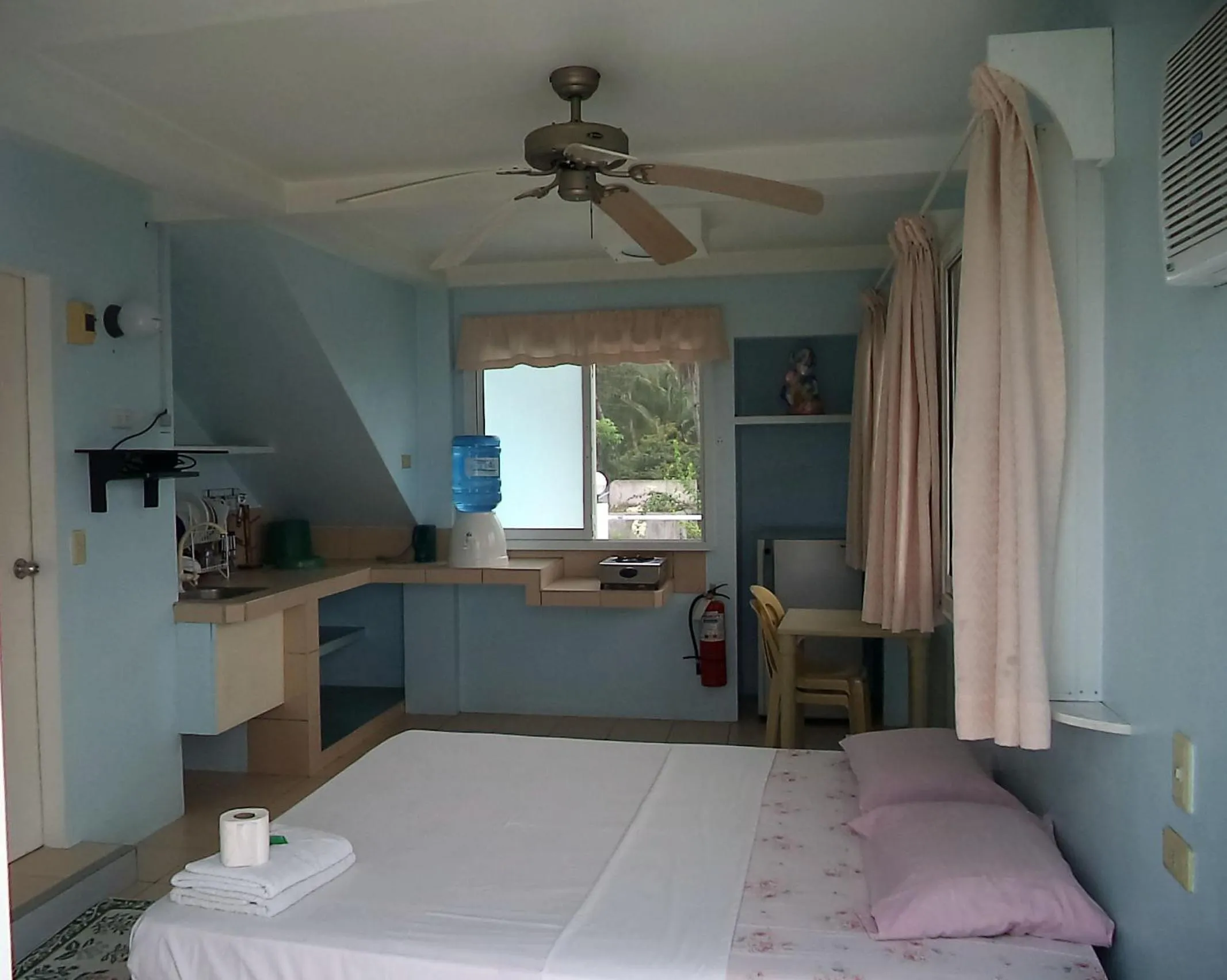 Photo of the whole room, Bed in High Steps Pension