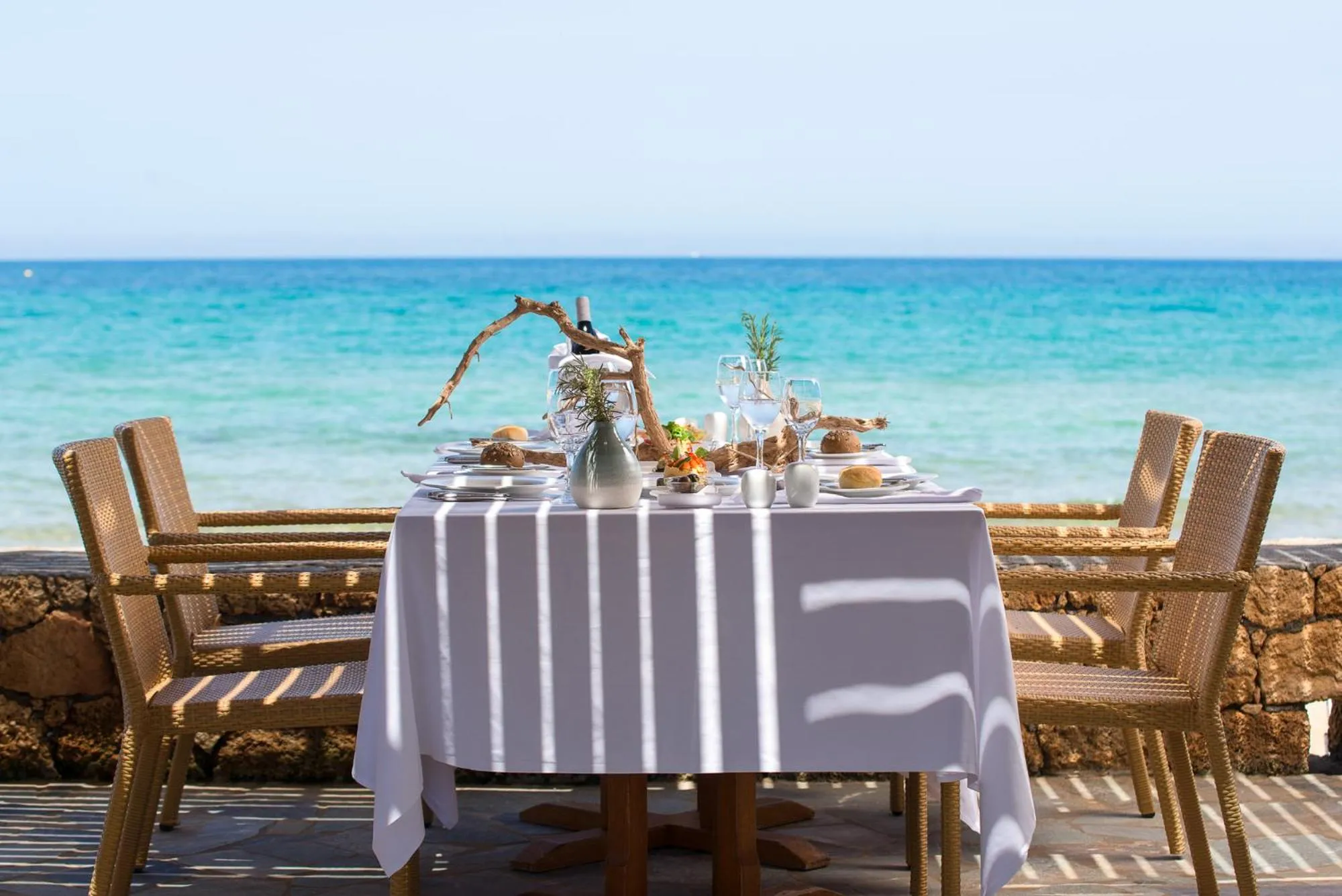 Restaurant/places to eat in Kernos Beach Hotel & Bungalows