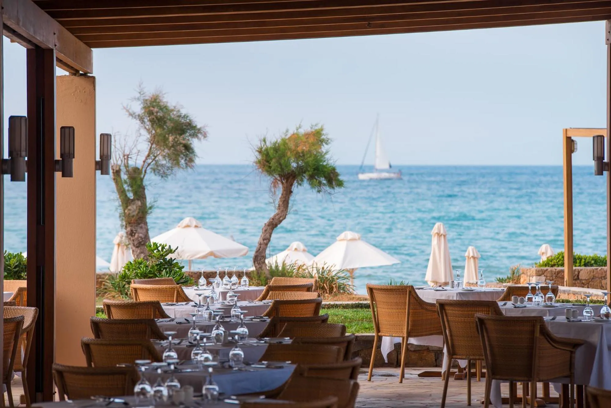 Restaurant/places to eat in Kernos Beach Hotel & Bungalows