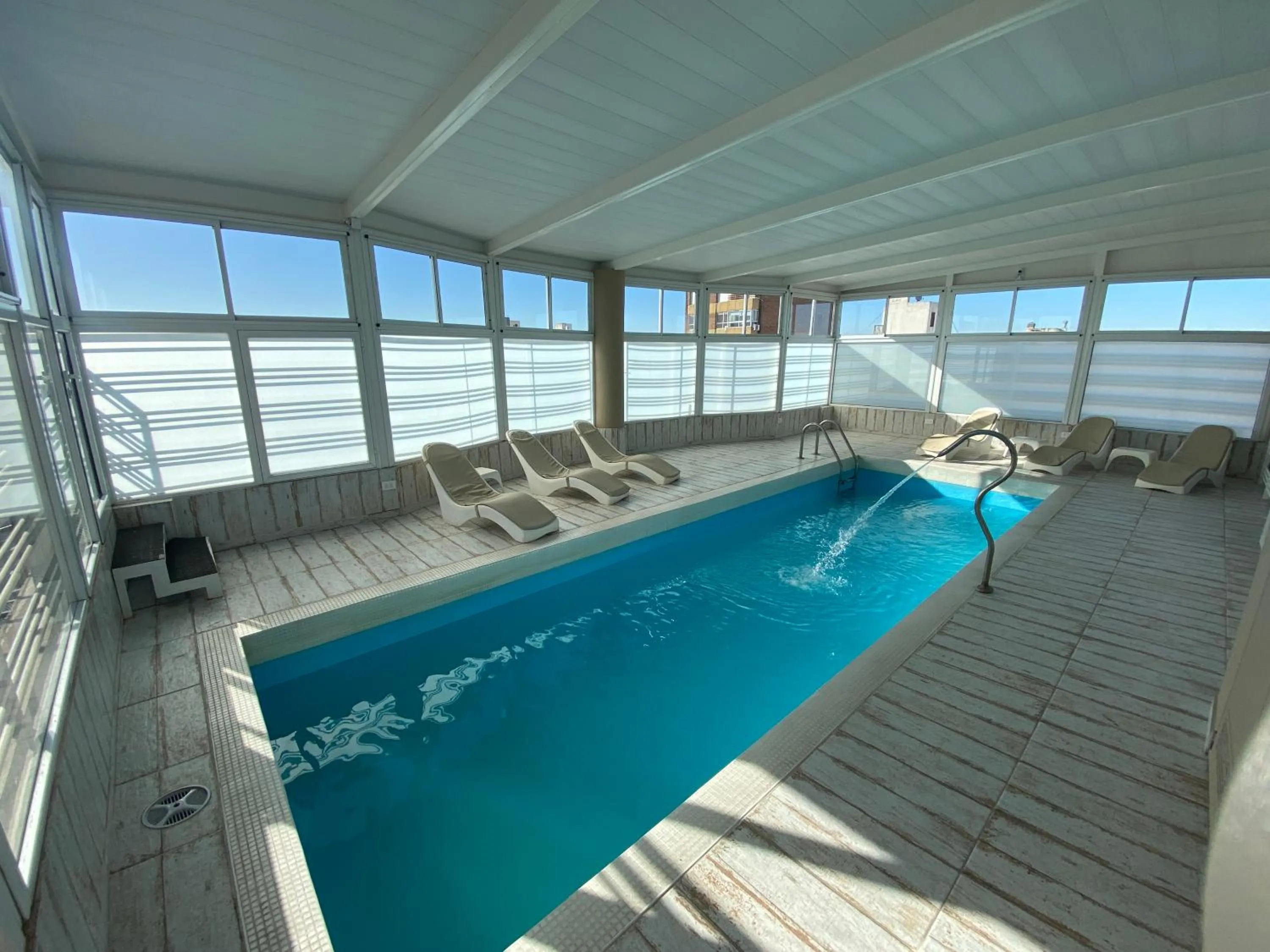 Swimming pool in Hotel Howard Johnson Rosario