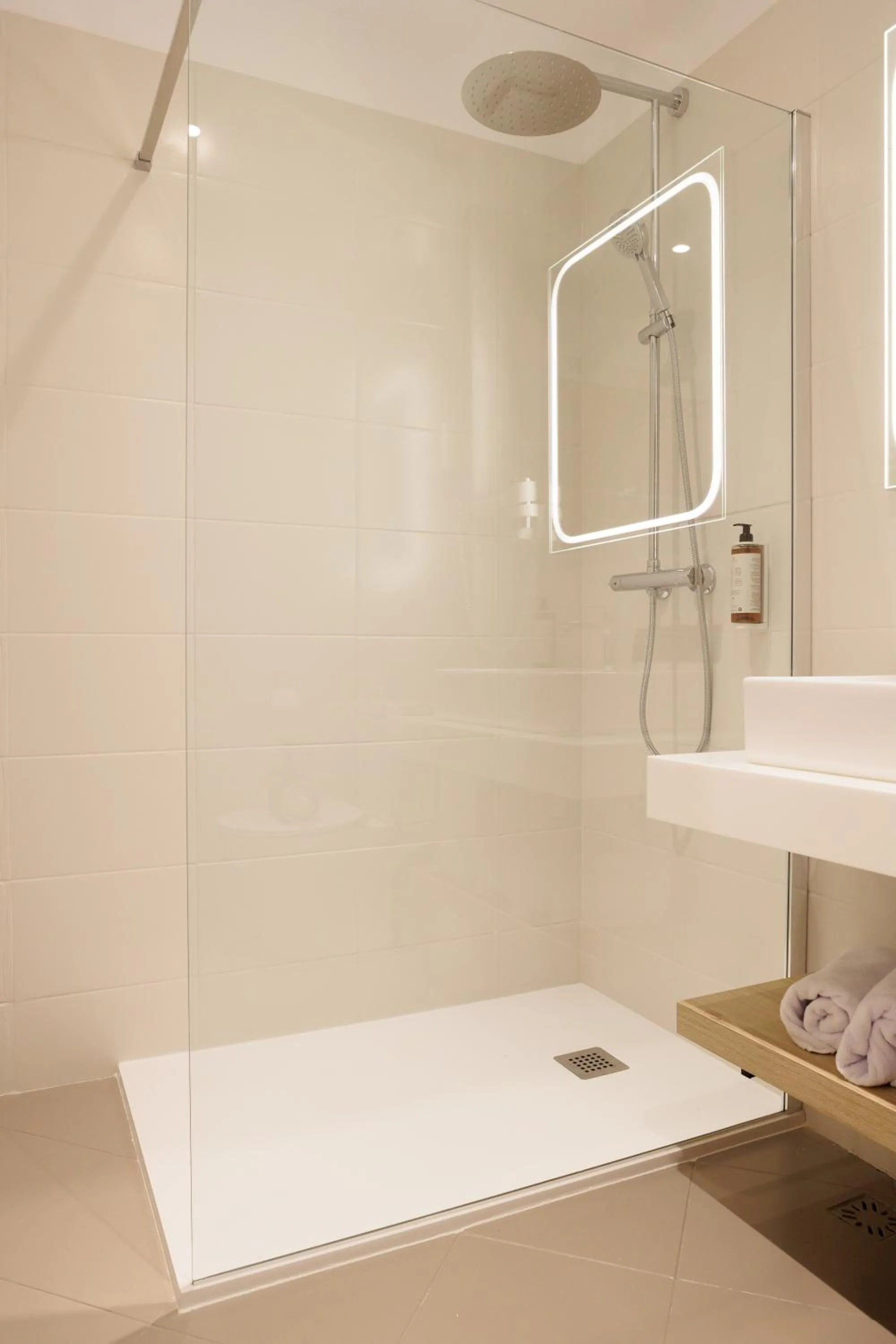 Shower in Hotel Regal