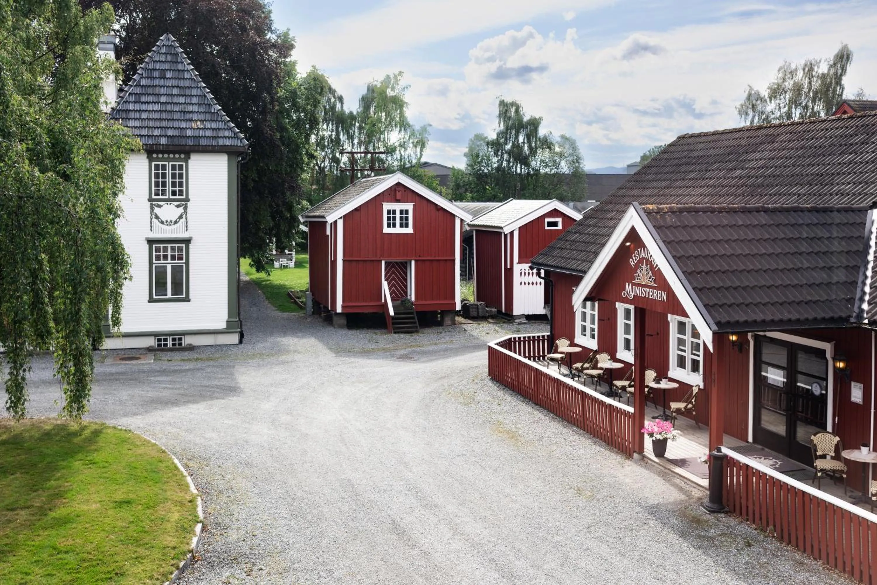 Property building in Bårdshaug Herregård