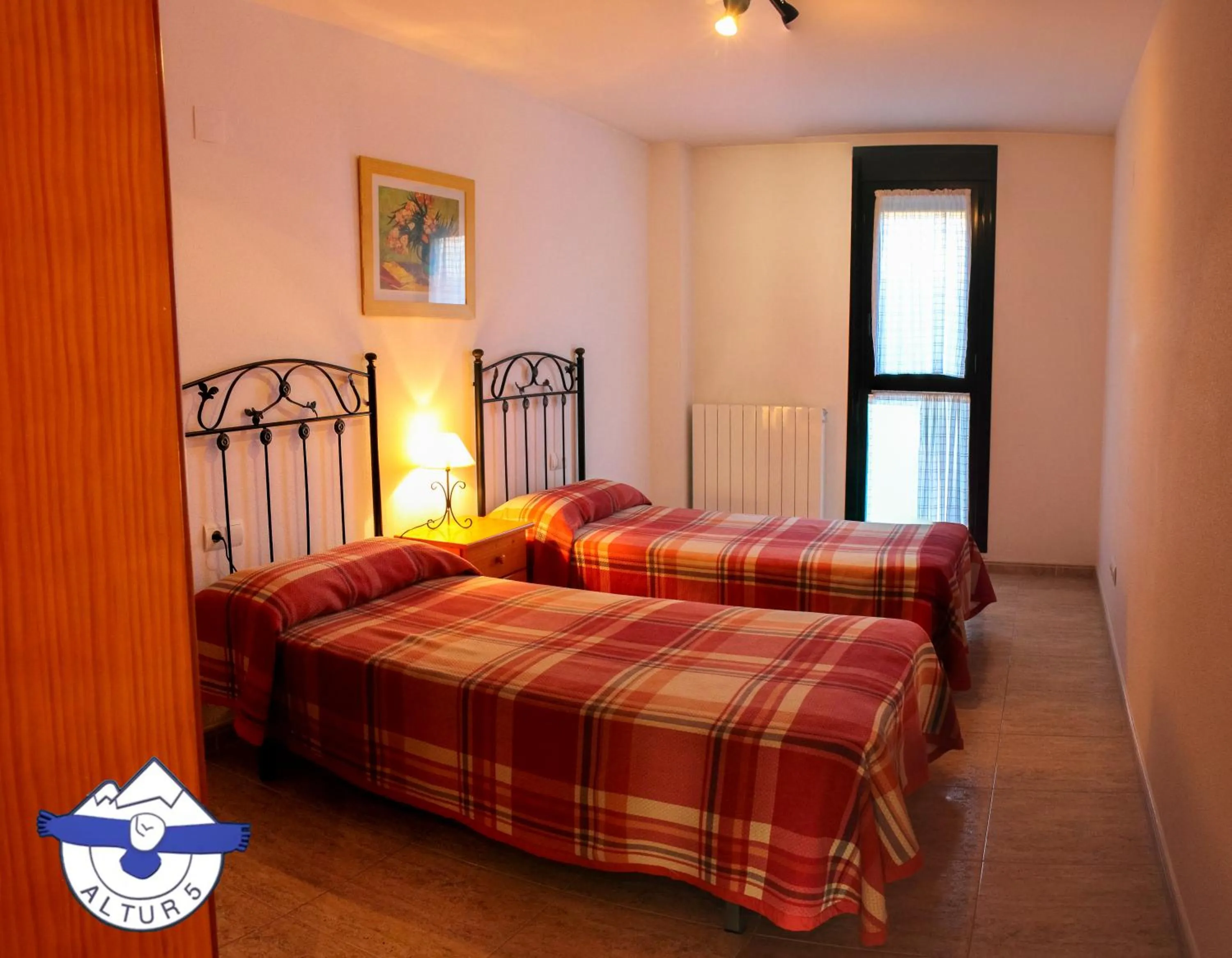 Text overlay, Bed in Altur 5 Jaca