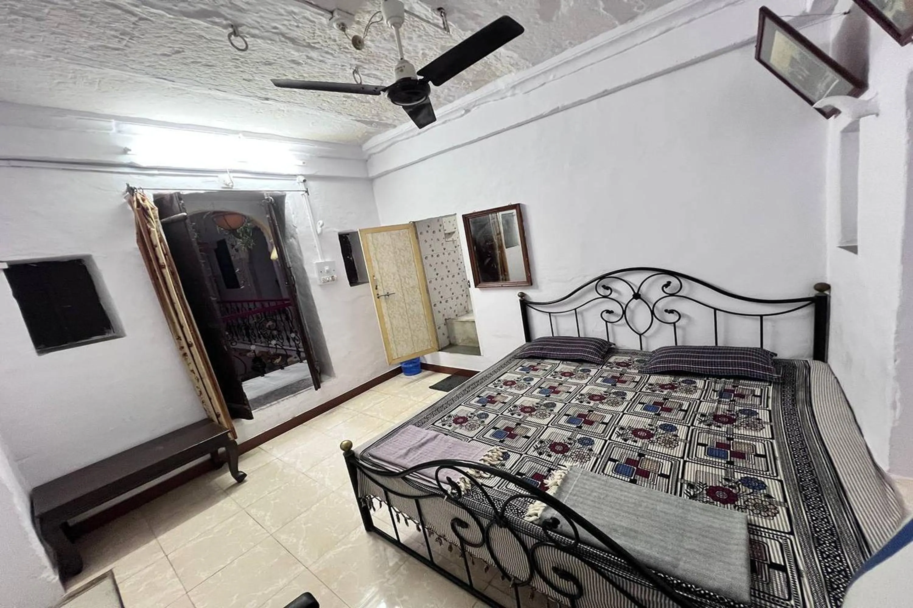 Bed in Nukkad Guest House Near Lake Pichola