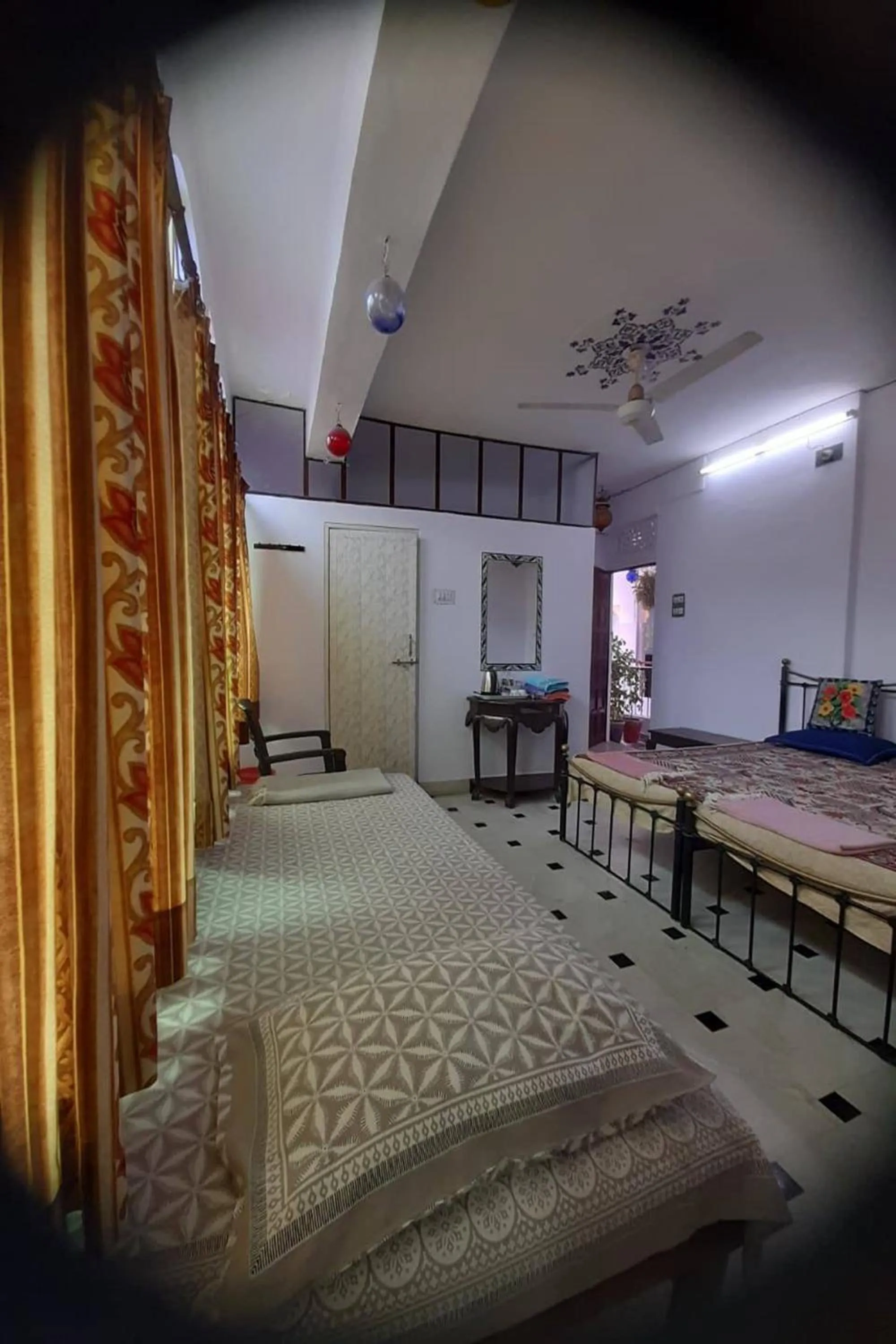 Bed in Nukkad Guest House Near Lake Pichola