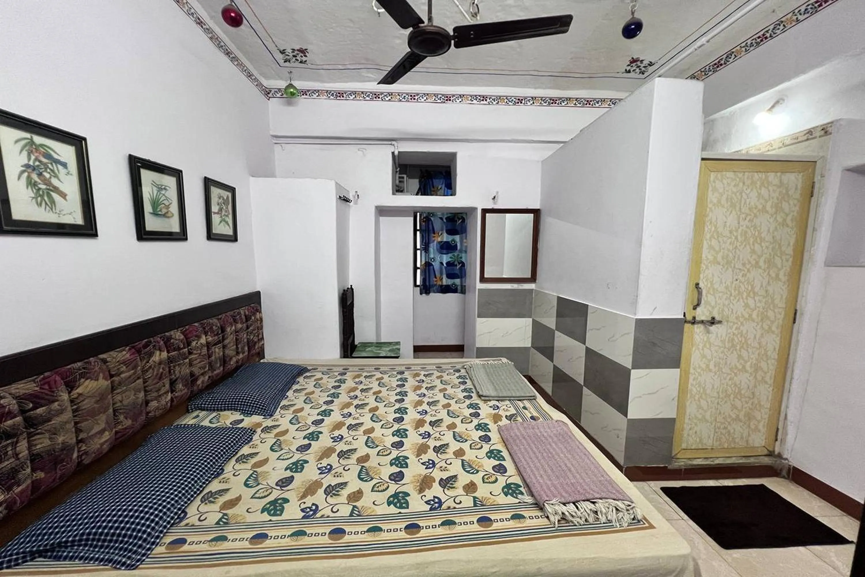 Bed in Nukkad Guest House Near Lake Pichola