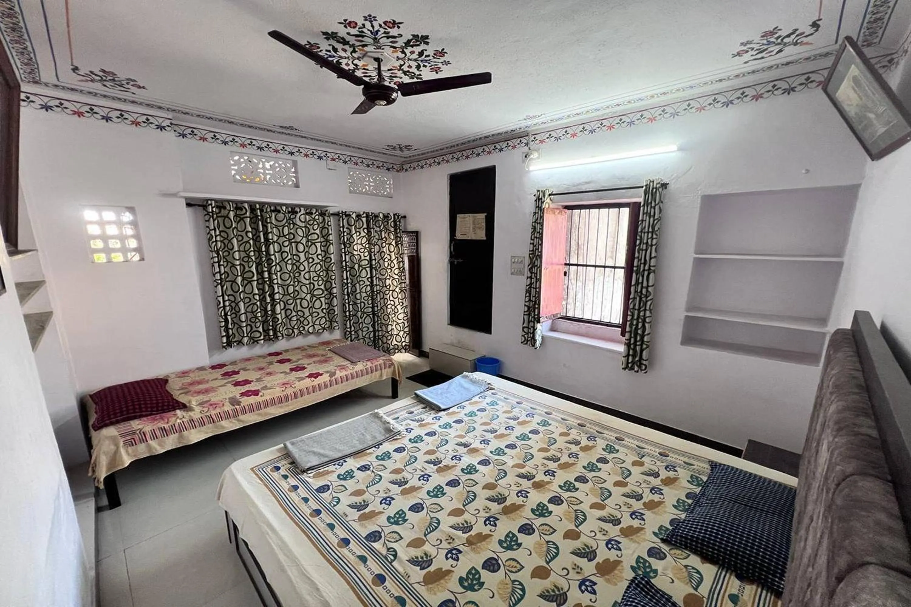 Bed in Nukkad Guest House Near Lake Pichola