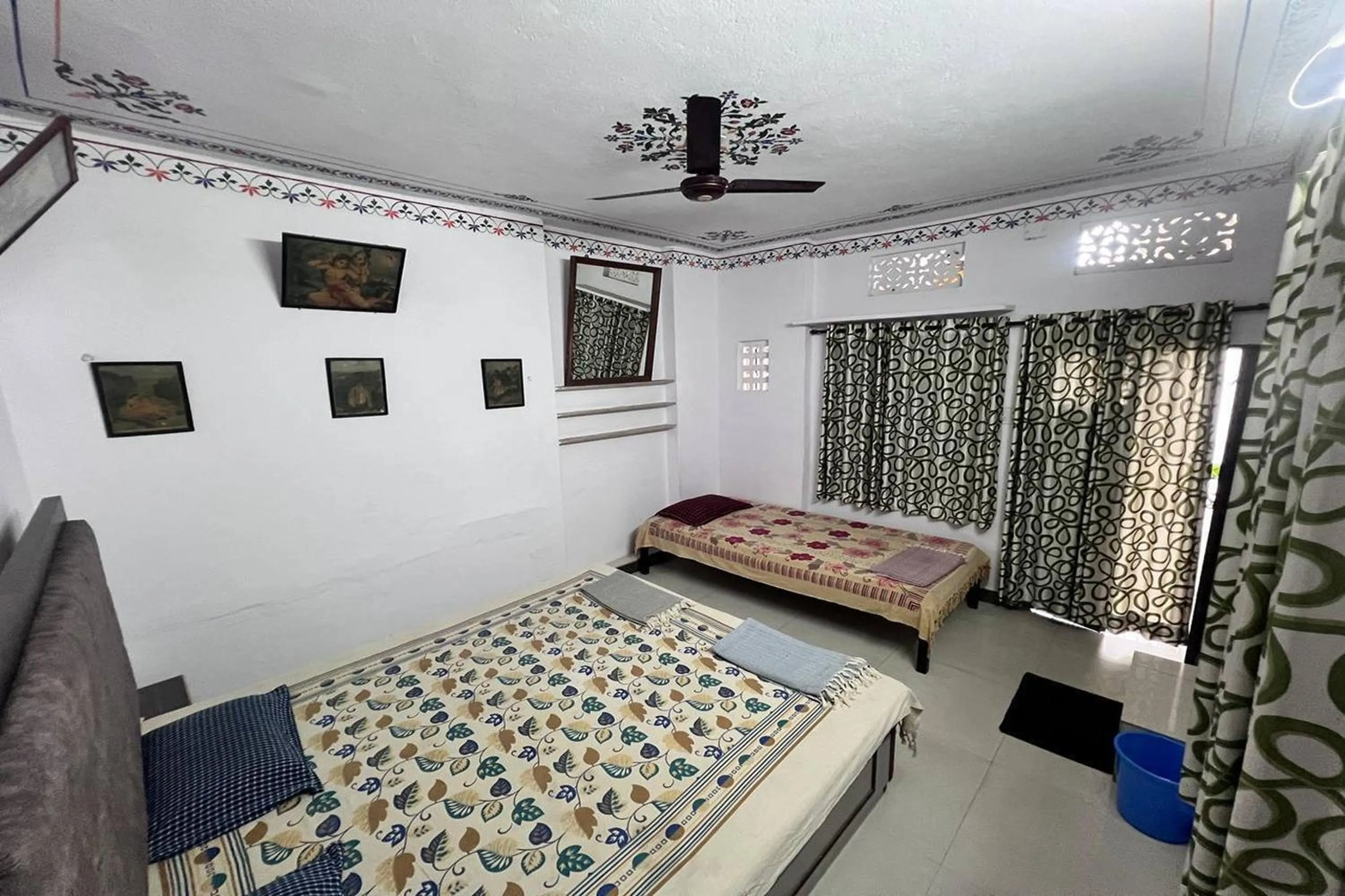 Bed in Nukkad Guest House Near Lake Pichola