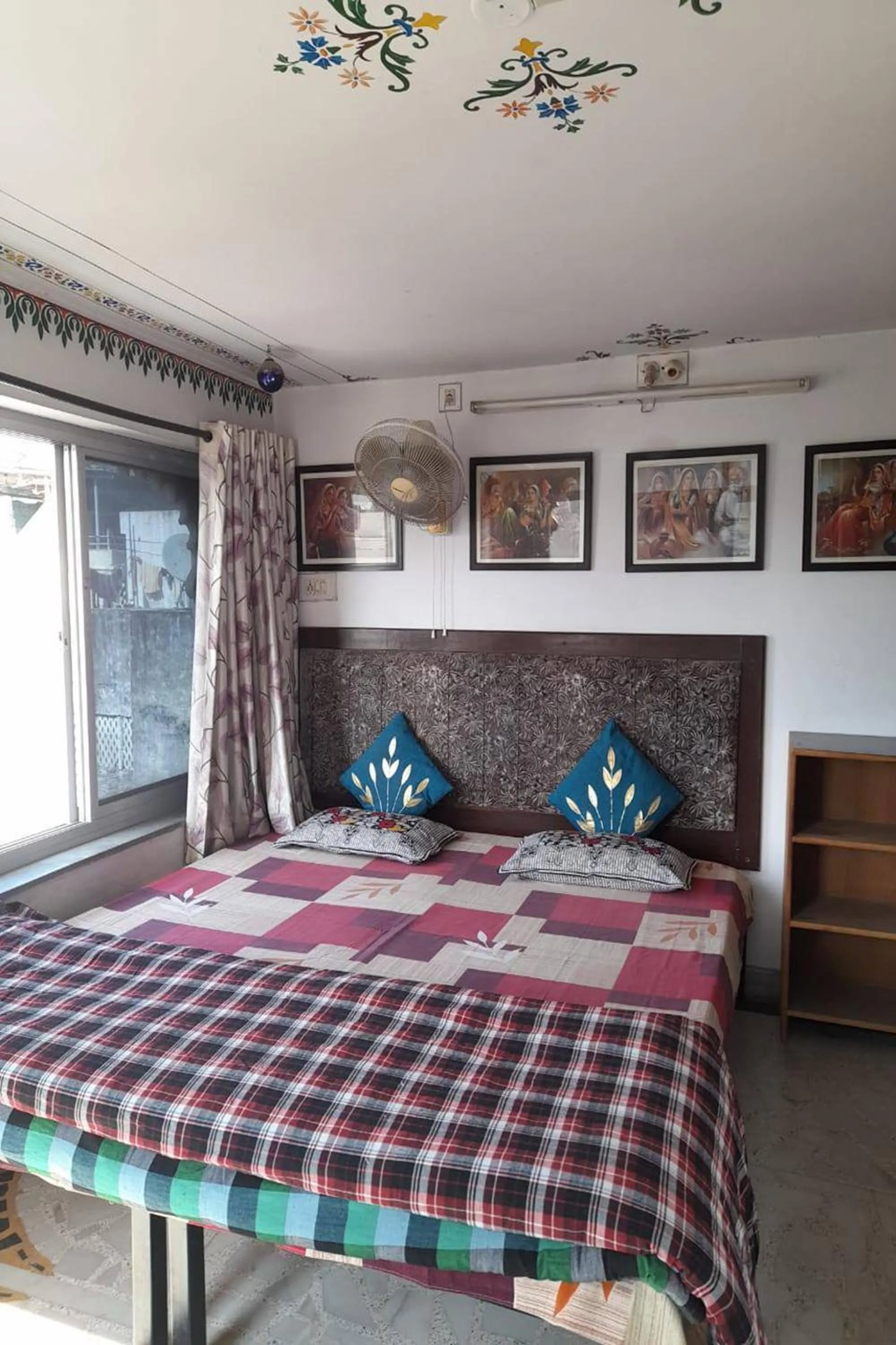 Bed in Nukkad Guest House Near Lake Pichola