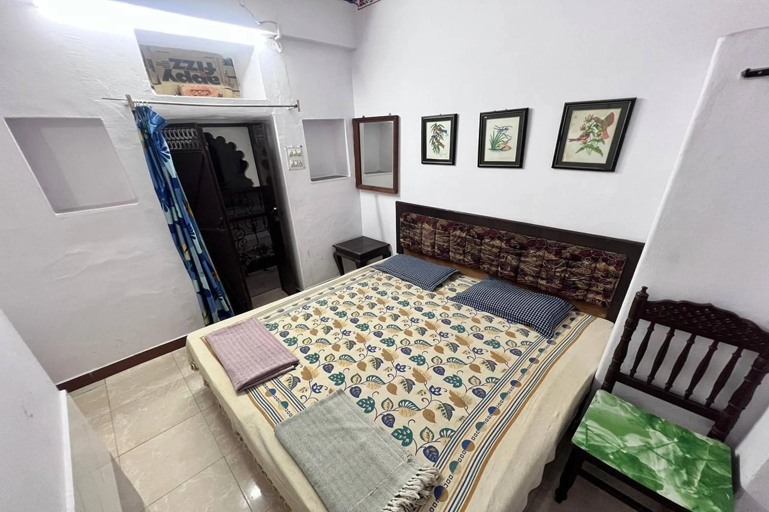 Bed in Nukkad Guest House Near Lake Pichola