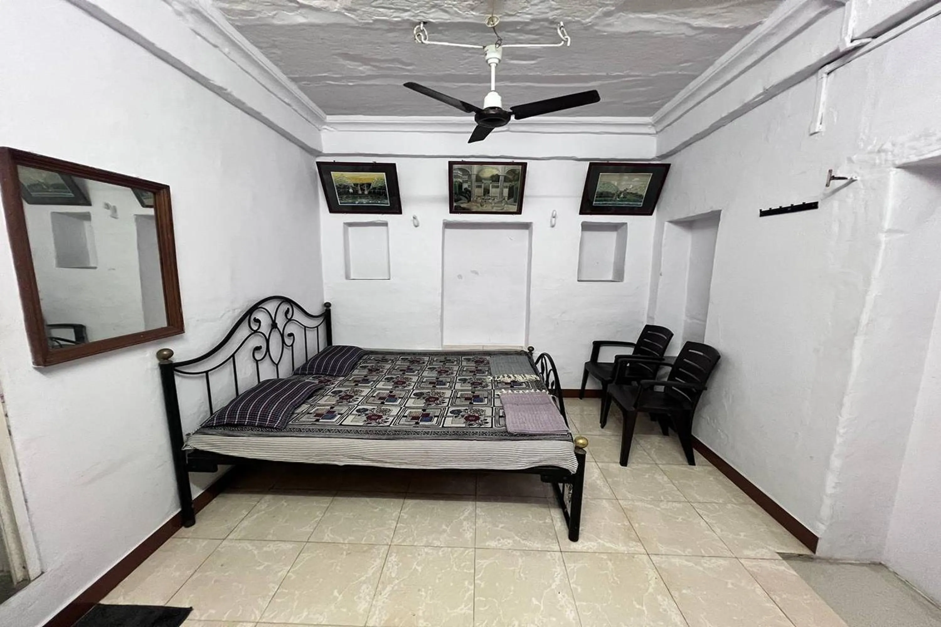 Bed in Nukkad Guest House Near Lake Pichola