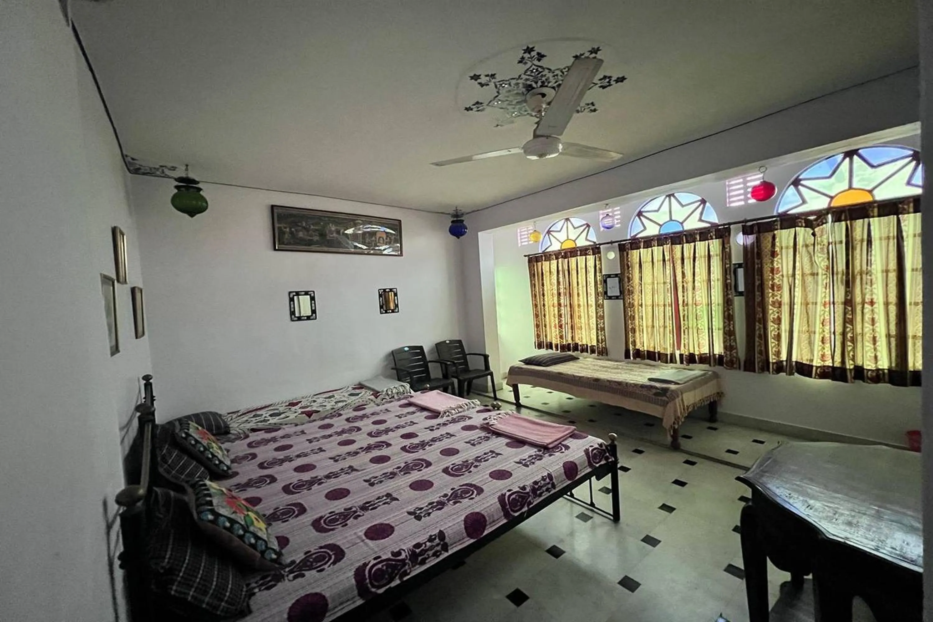 Bed in Nukkad Guest House Near Lake Pichola