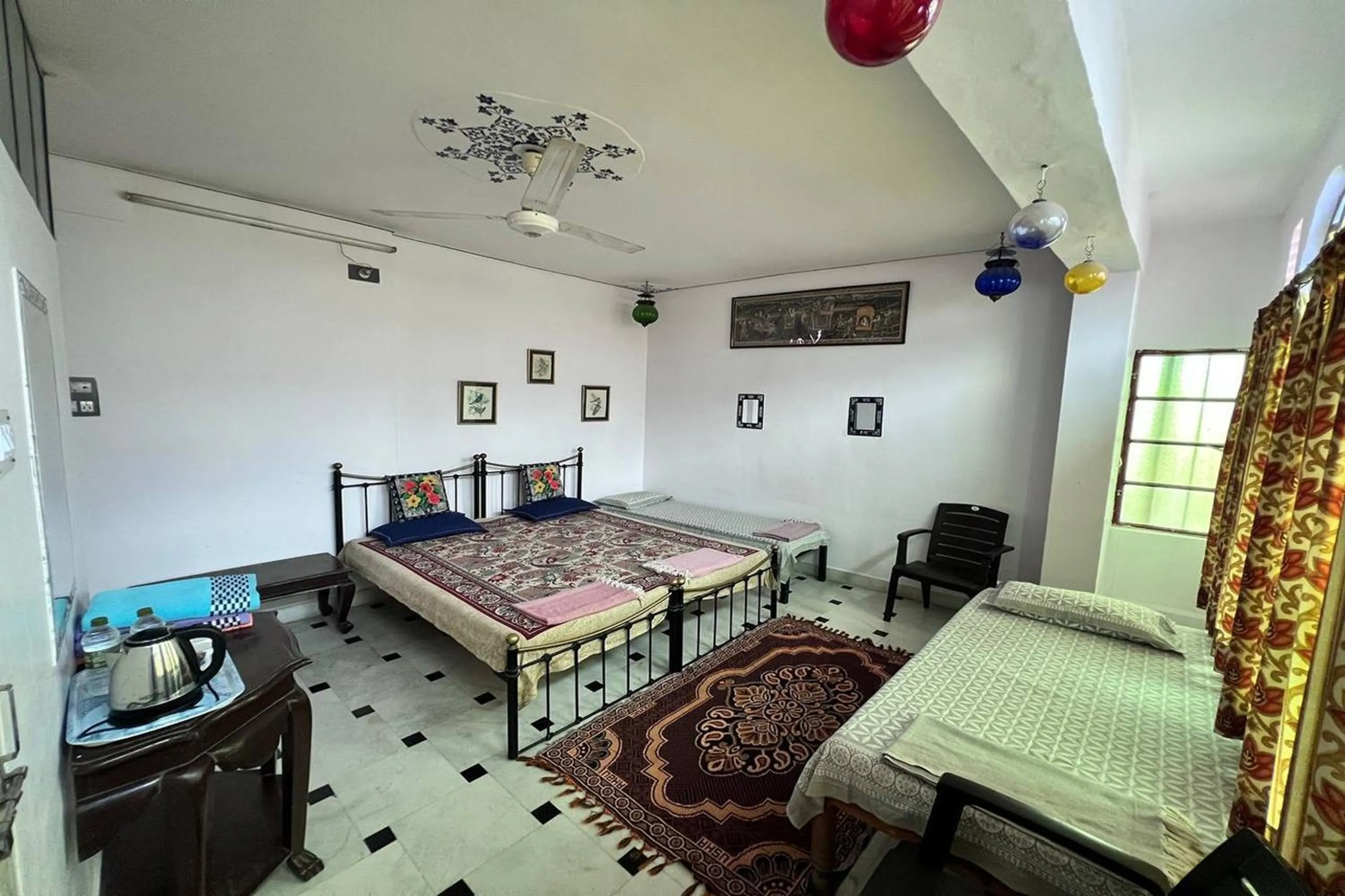 Bed in Nukkad Guest House Near Lake Pichola