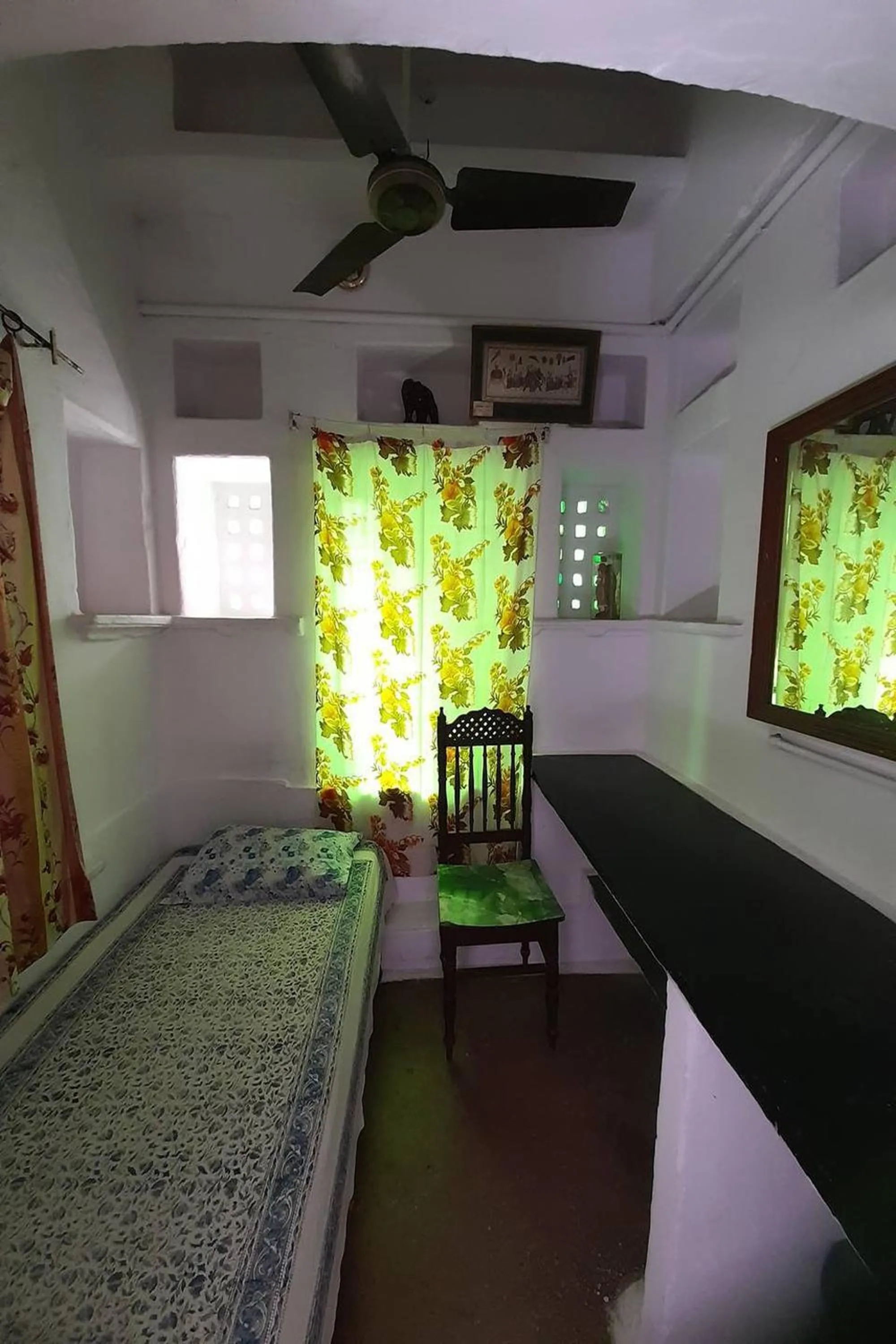 Bed in Nukkad Guest House Near Lake Pichola