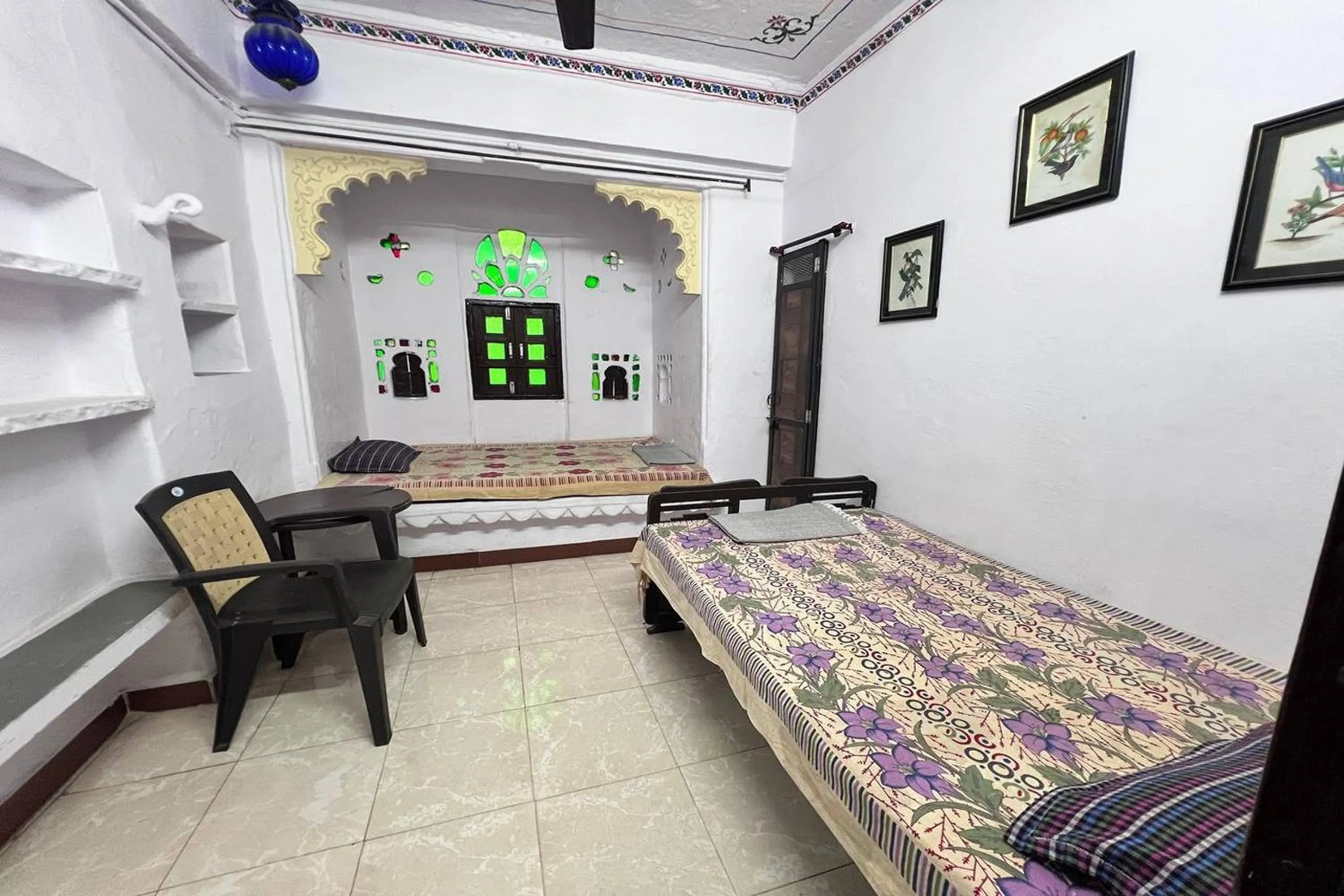 Bed in Nukkad Guest House Near Lake Pichola