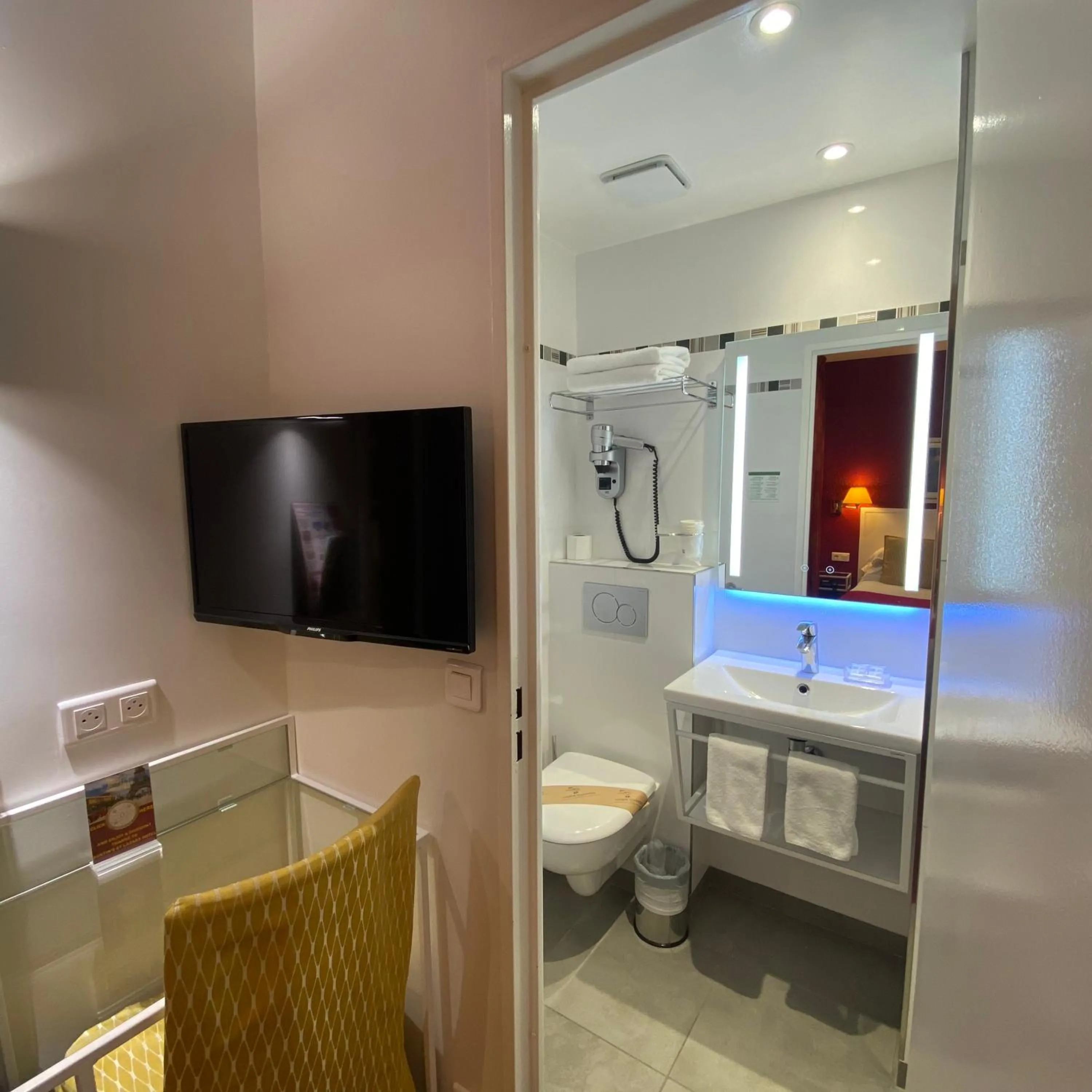 Toilet in Austin's Saint Lazare Hotel