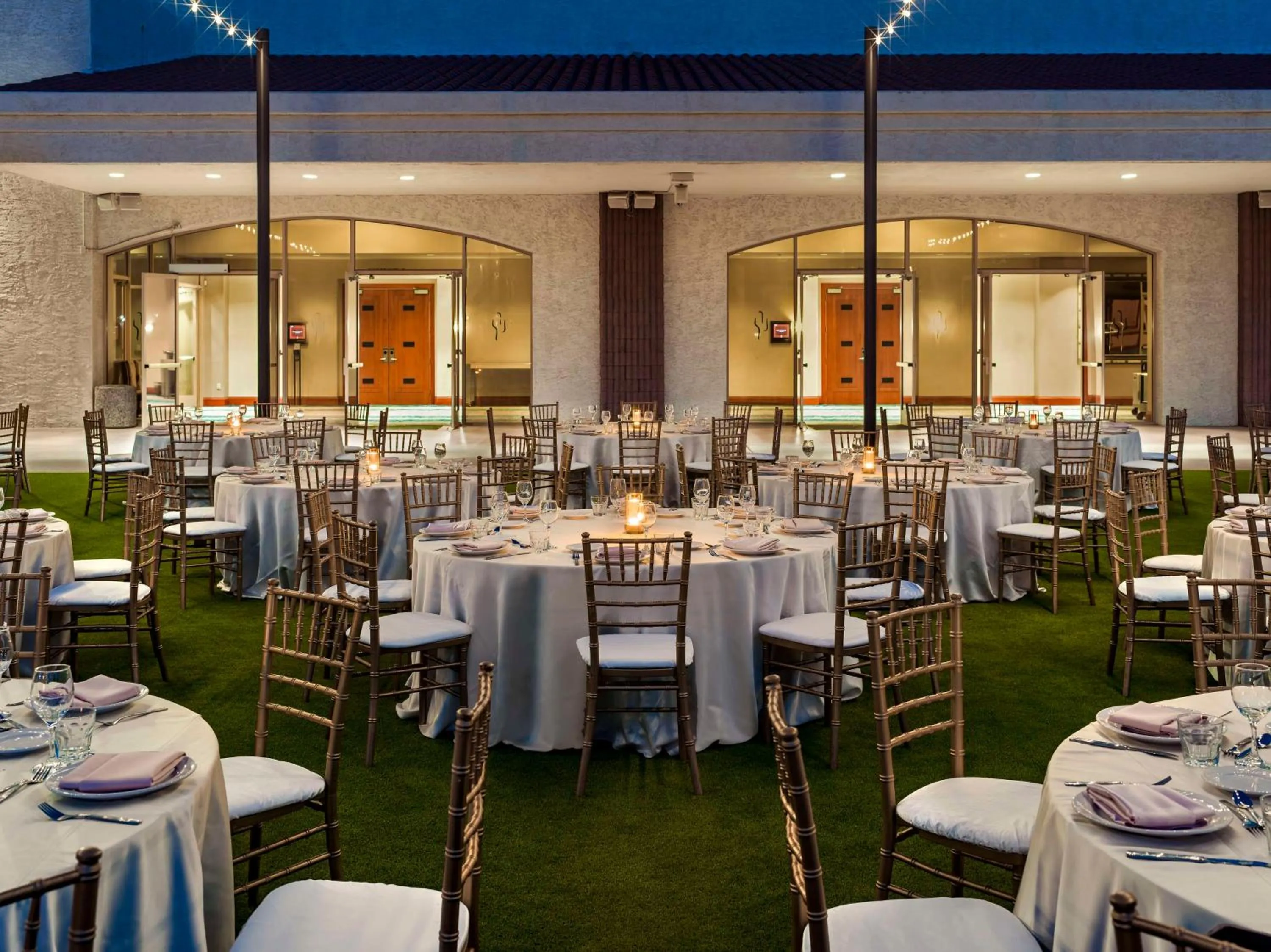 Inner courtyard view in Embassy Suites by Hilton Scottsdale Resort