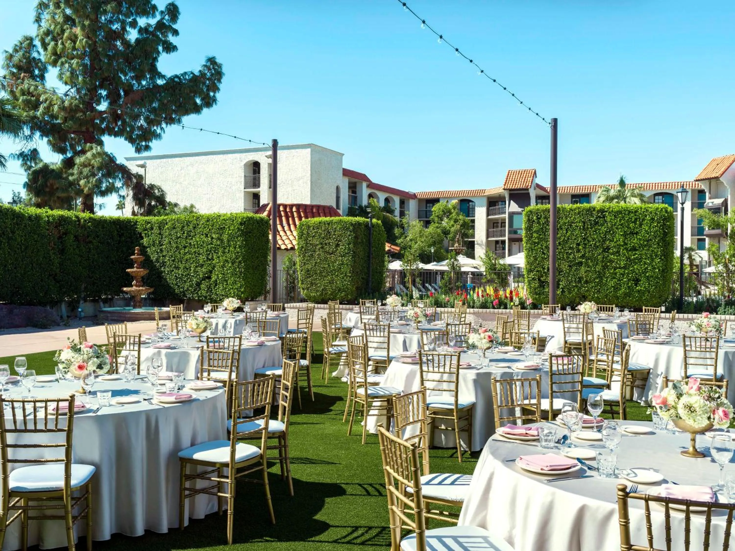 Inner courtyard view in Embassy Suites by Hilton Scottsdale Resort