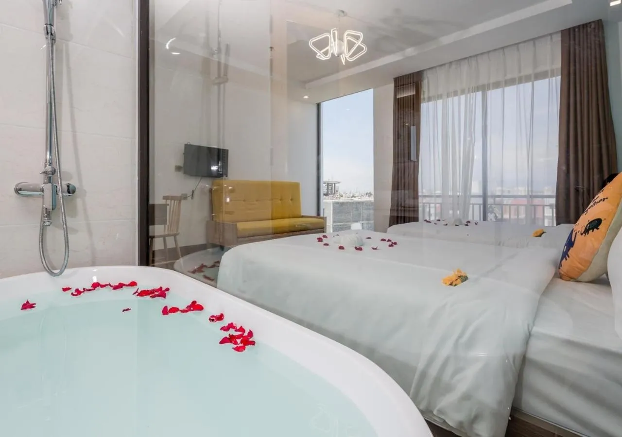 Bathroom, Bed in Raon Danang Beach - STAY 24H