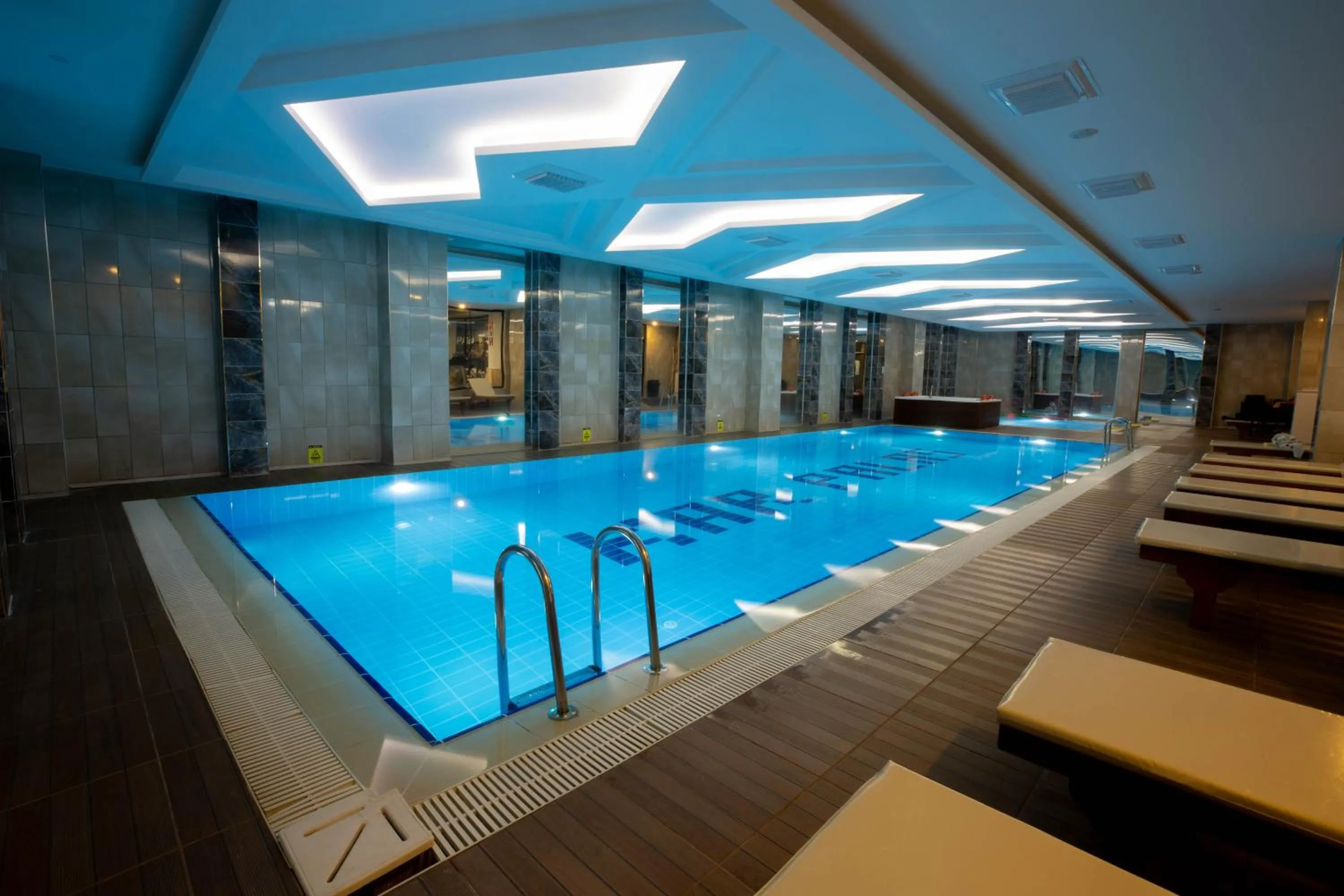 Swimming pool in Karpalas City Hotel & Spa