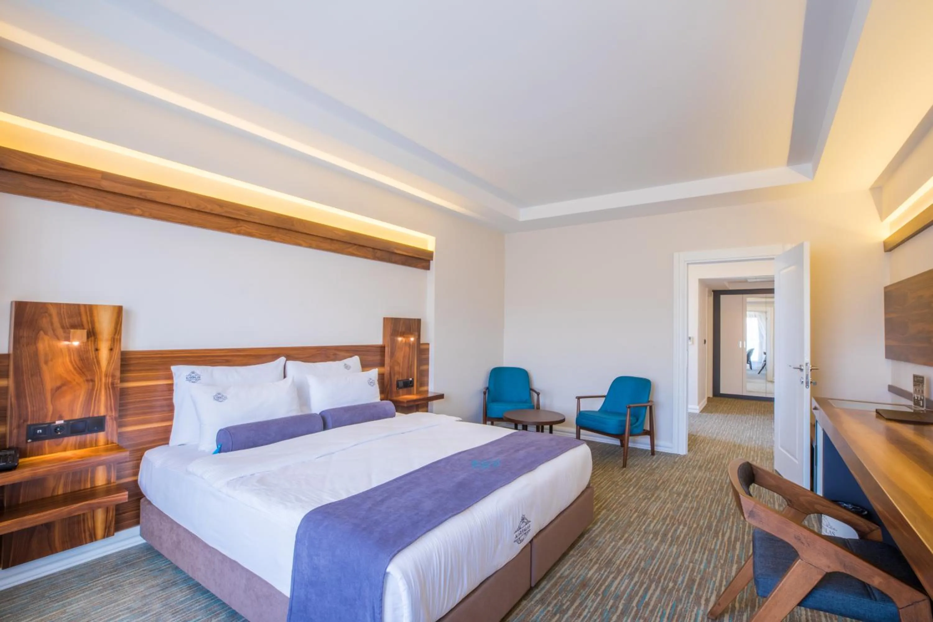 Bed in Karpalas City Hotel & Spa