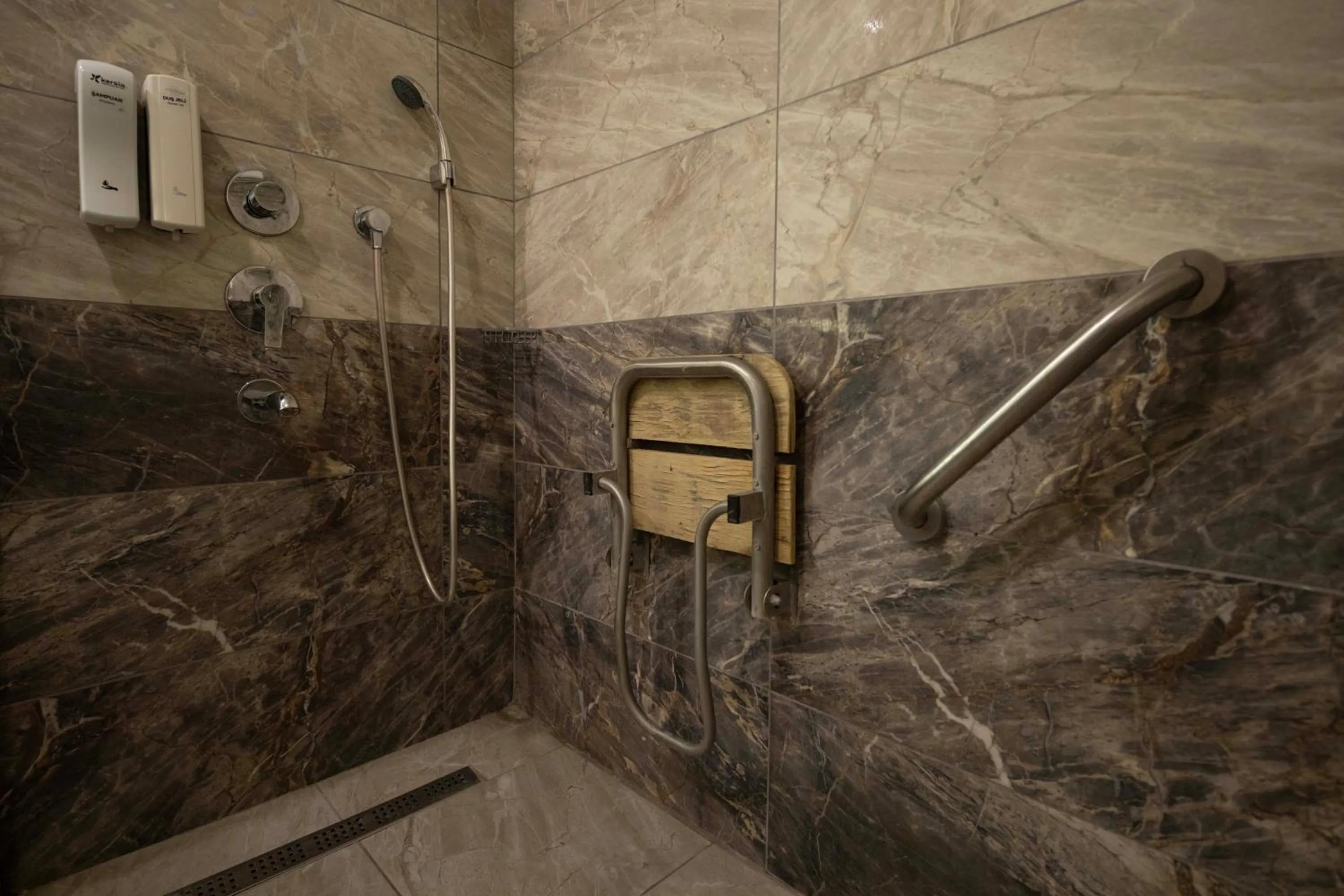 Shower in Karpalas City Hotel & Spa