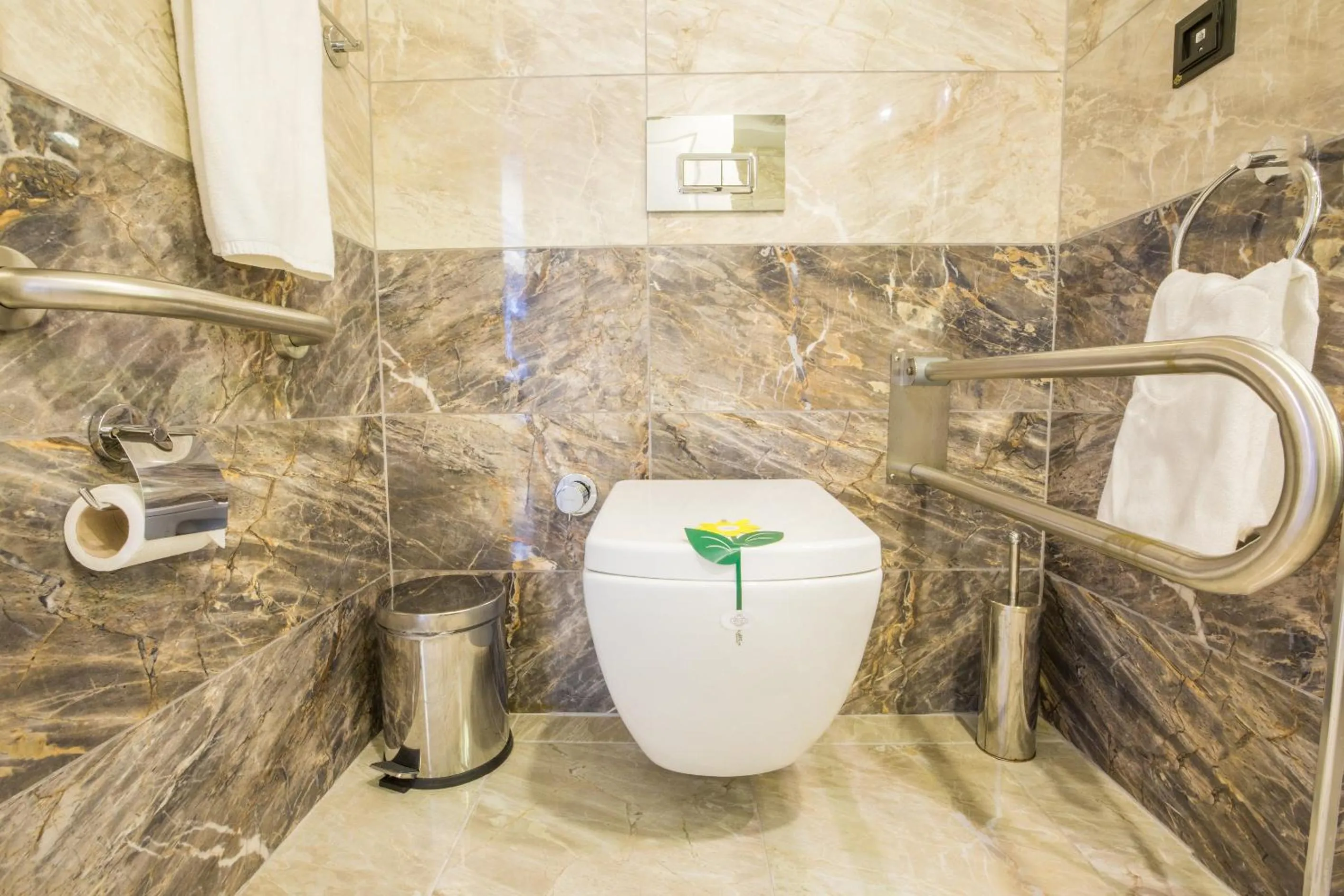 Toilet in Karpalas City Hotel & Spa