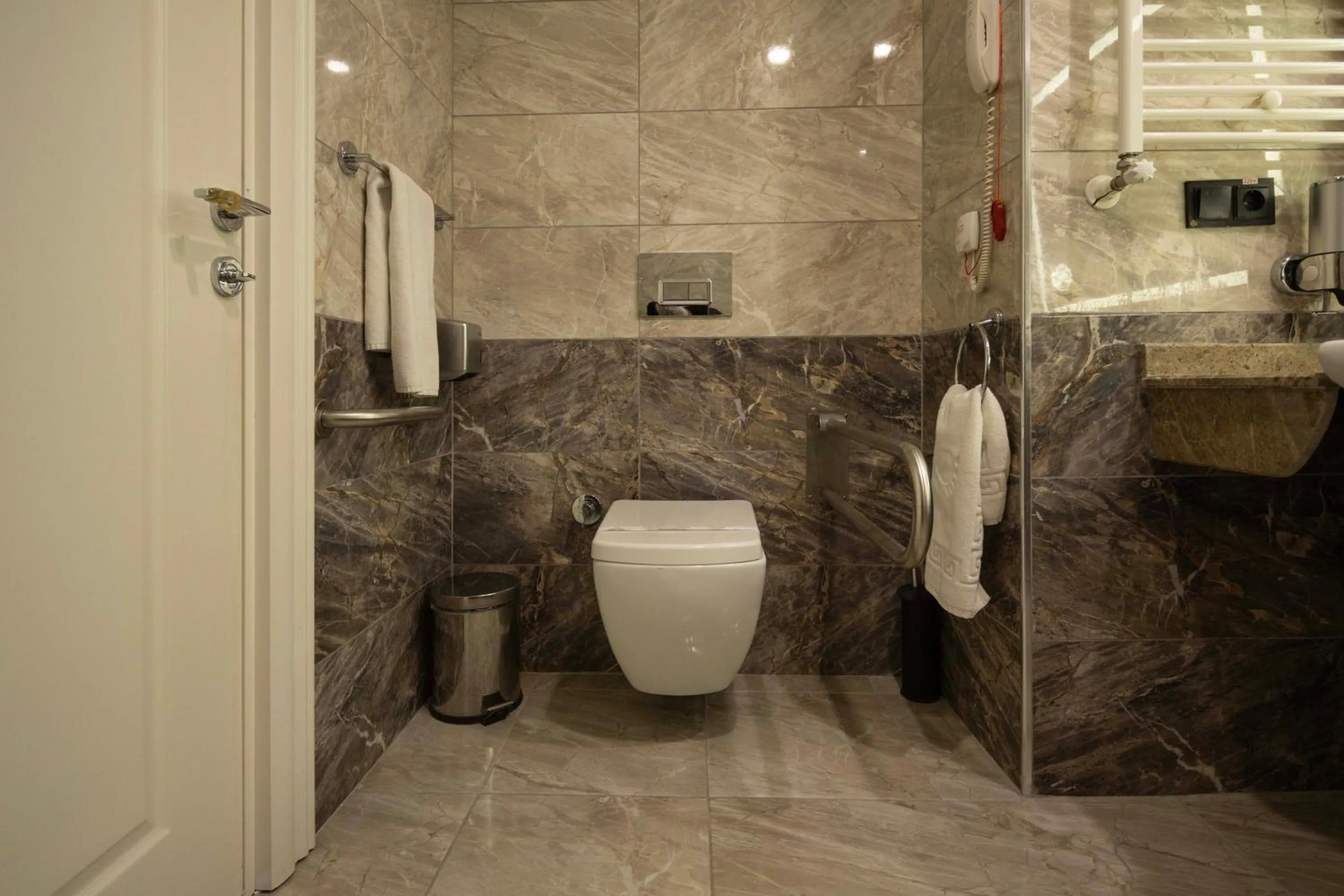 Toilet in Karpalas City Hotel & Spa