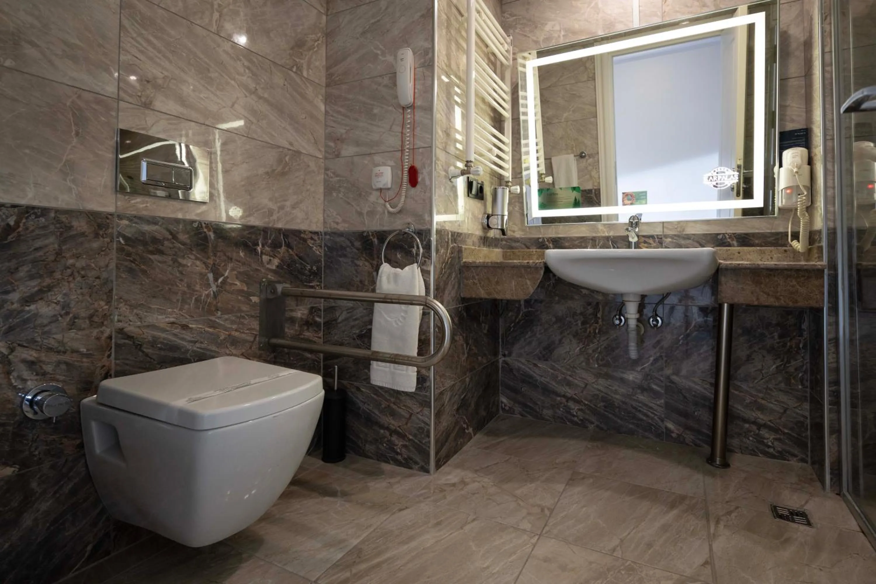 Toilet in Karpalas City Hotel & Spa