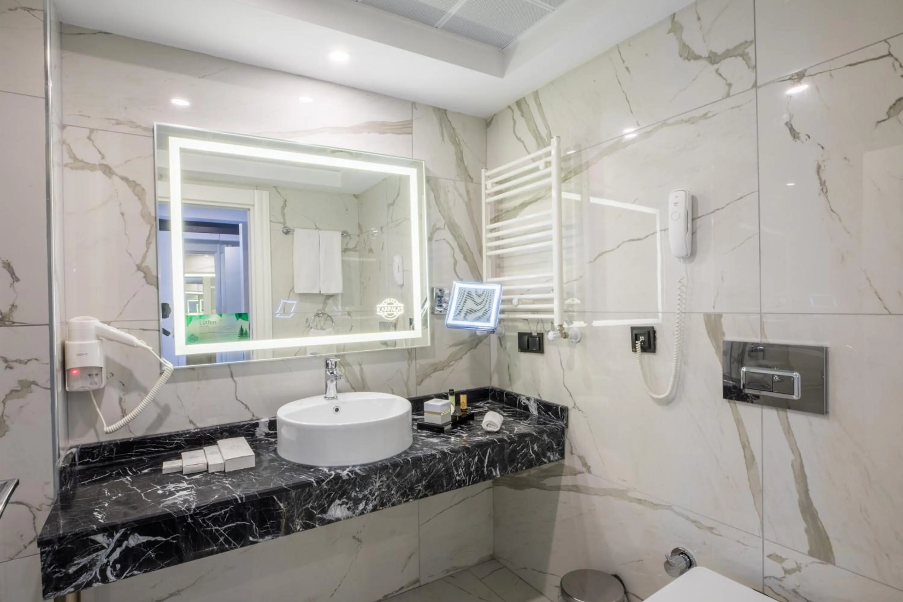 Bathroom in Karpalas City Hotel & Spa