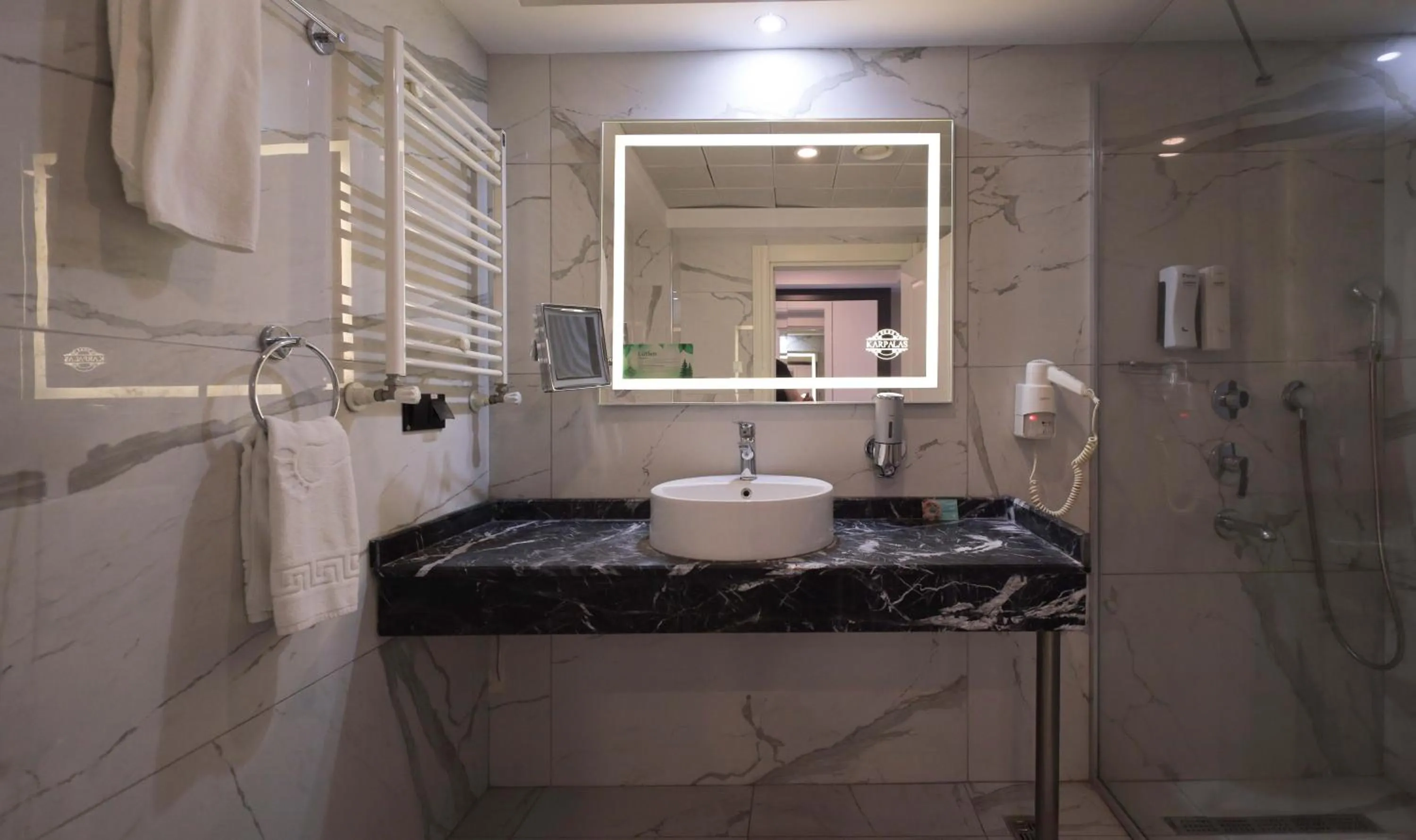 Shower in Karpalas City Hotel & Spa