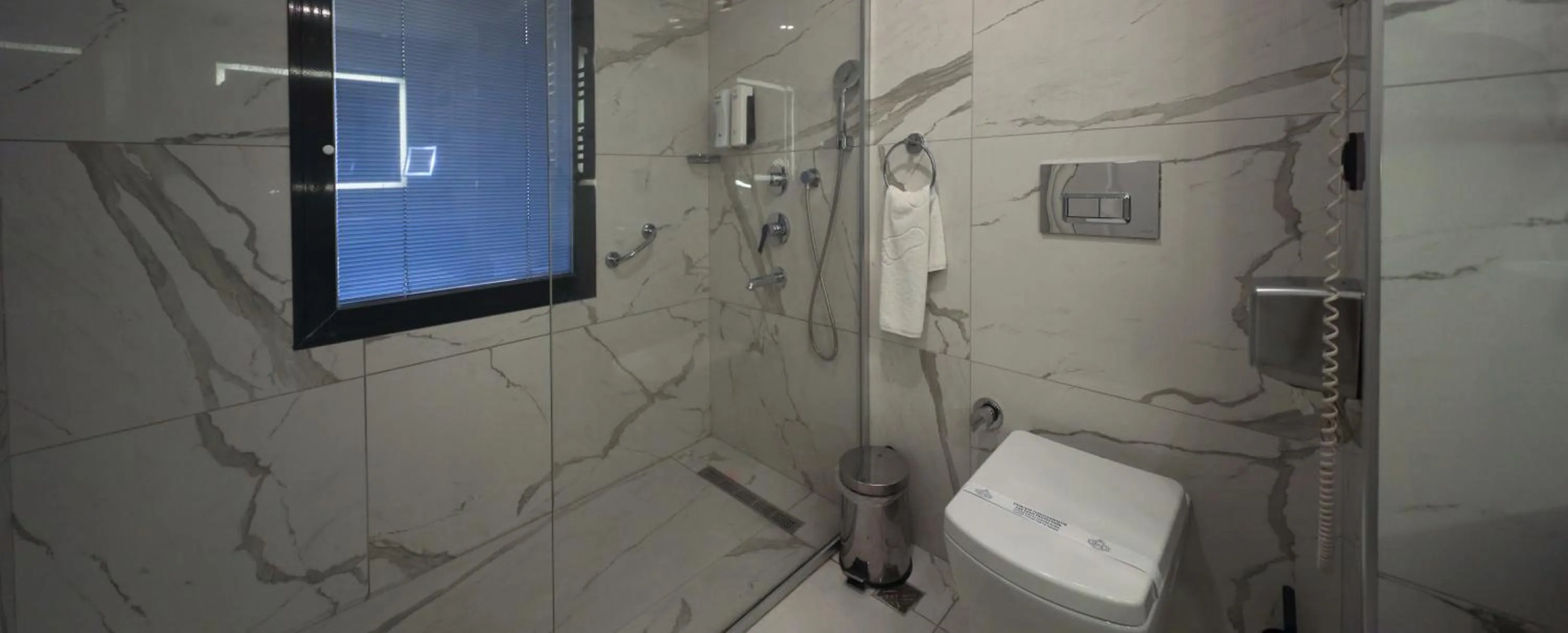 Shower in Karpalas City Hotel & Spa