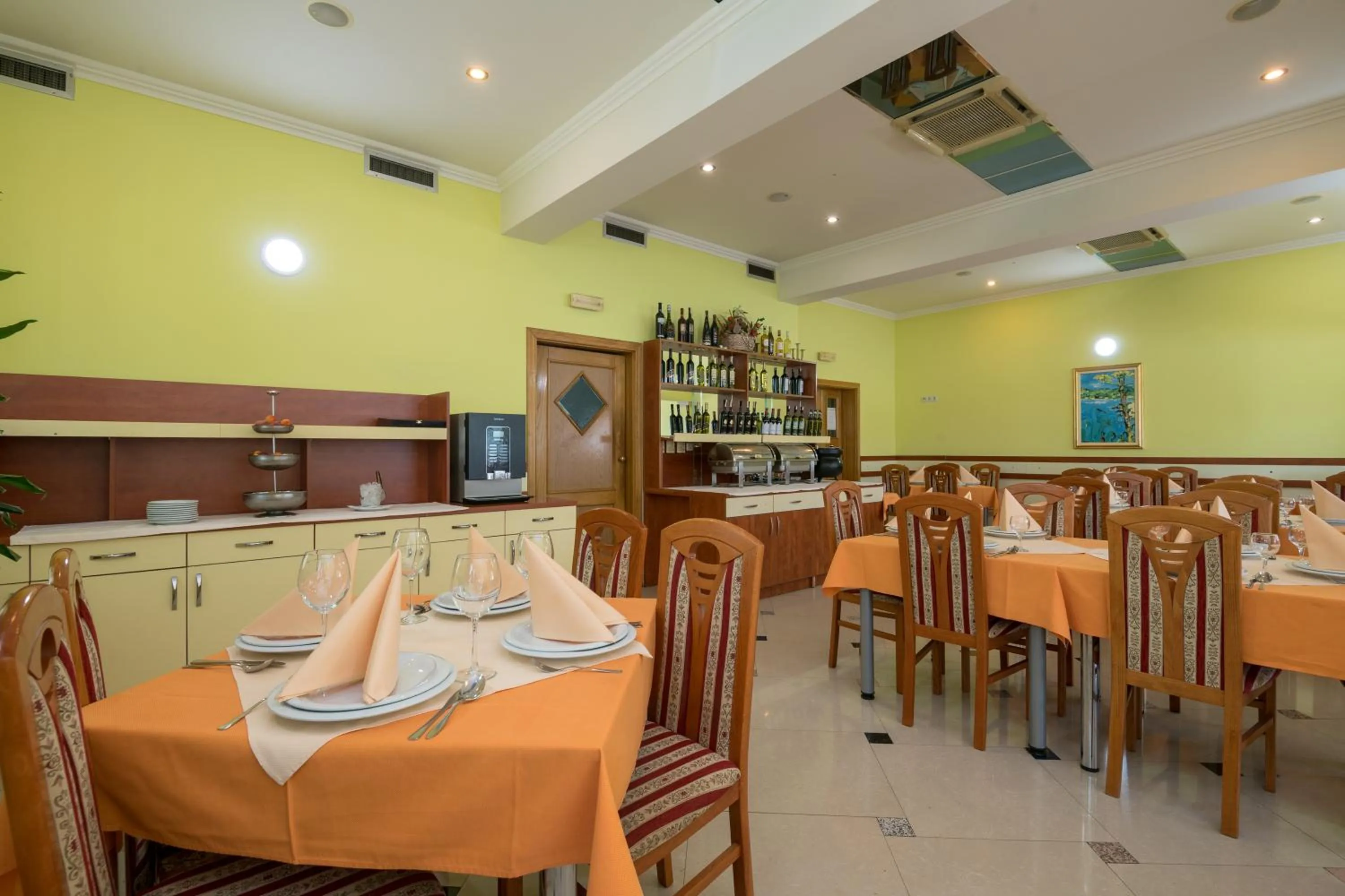 Restaurant/places to eat in Hotel Adria