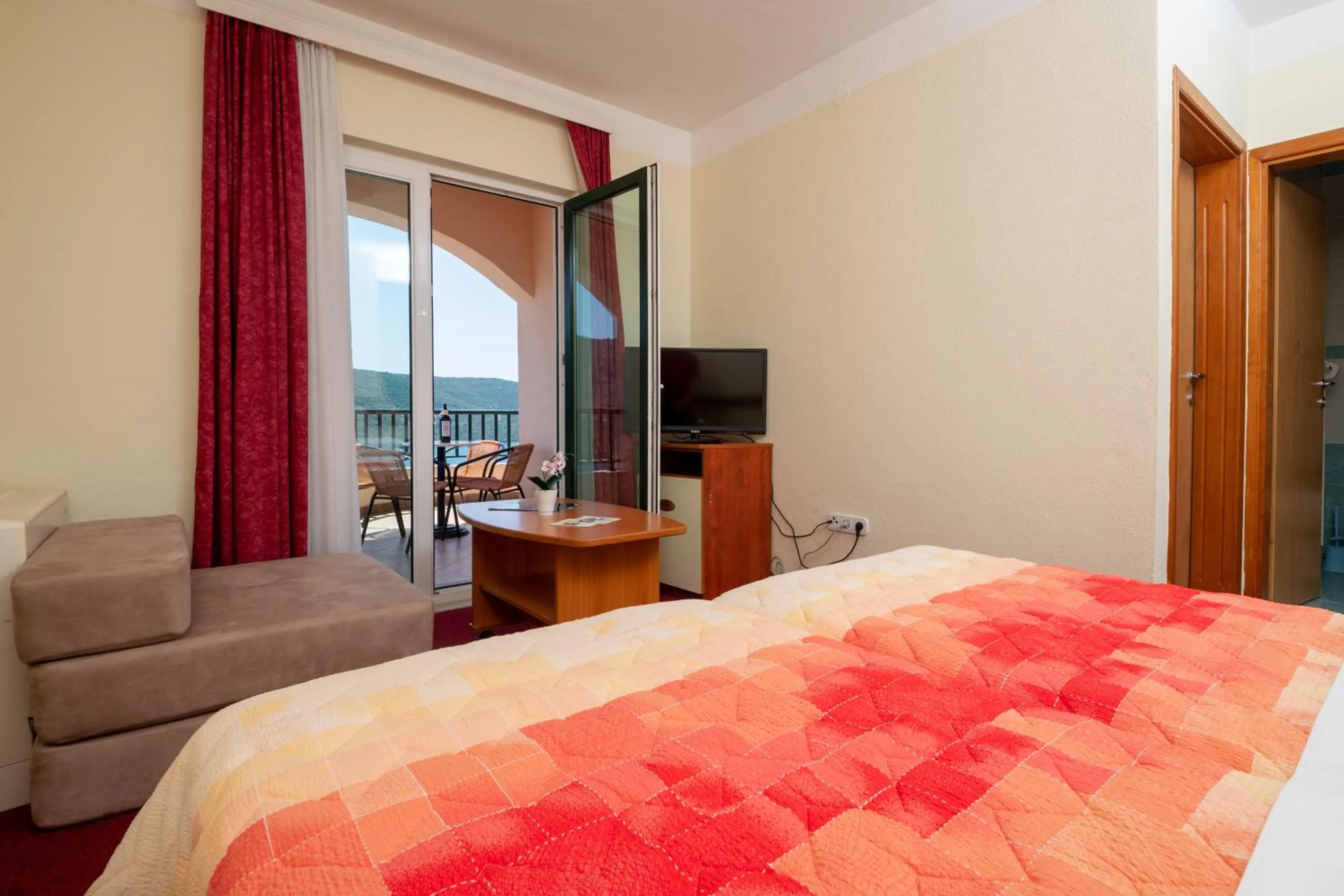 Balcony/Terrace, Bed in Hotel Adria