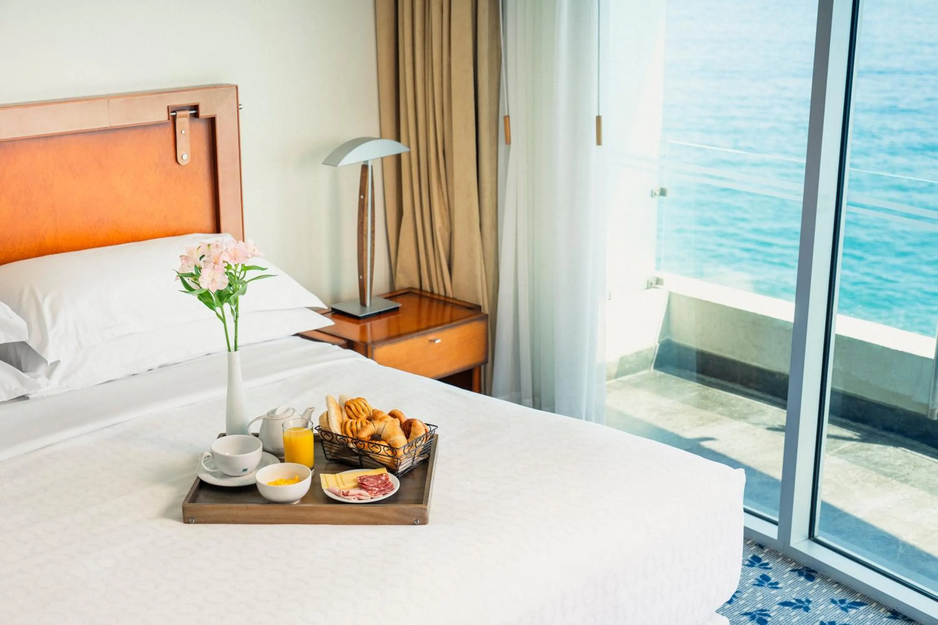 Bedroom, Bed in Sheraton Miramar Hotel & Convention Center