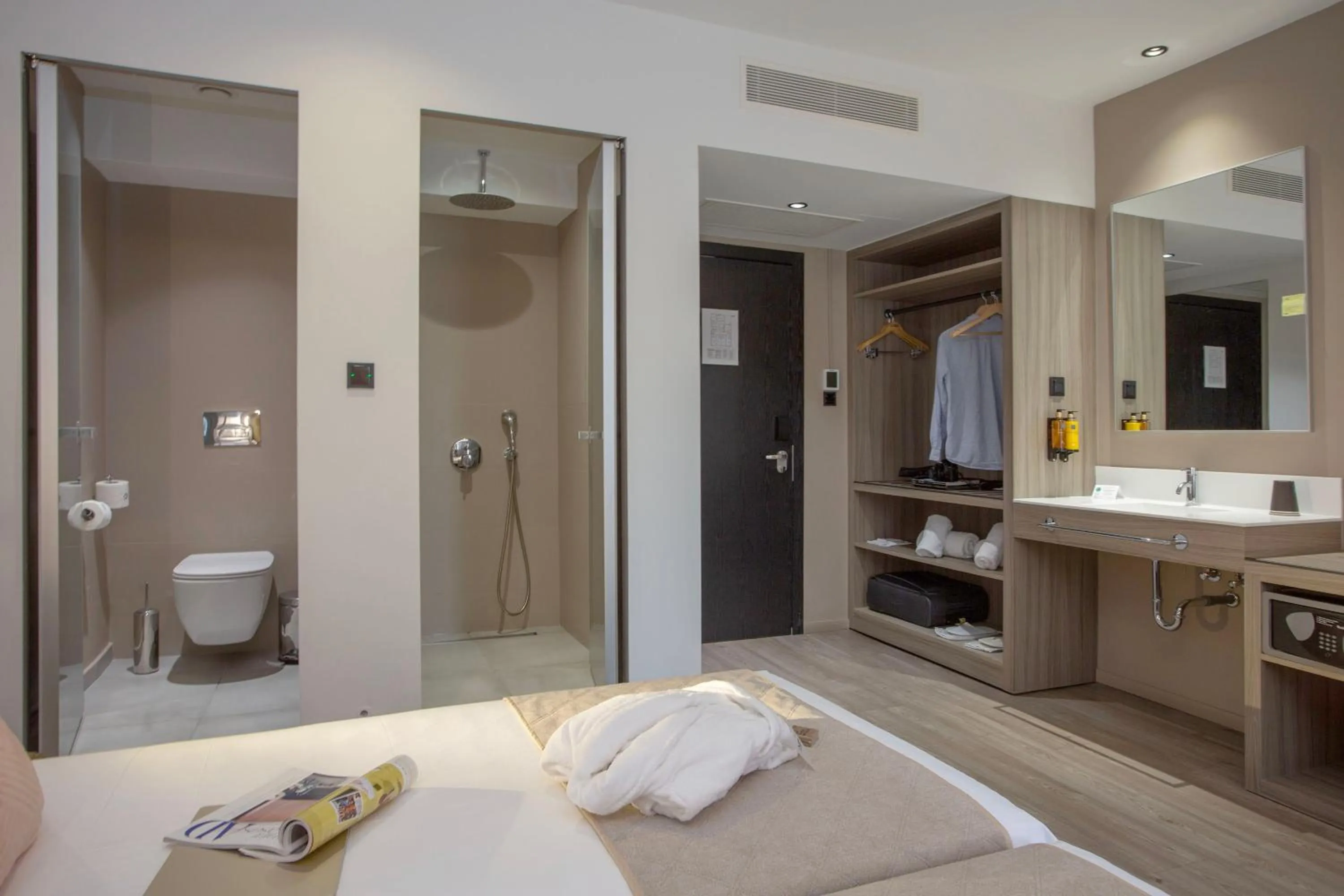 Photo of the whole room, Bed in Casual Kubic Athens