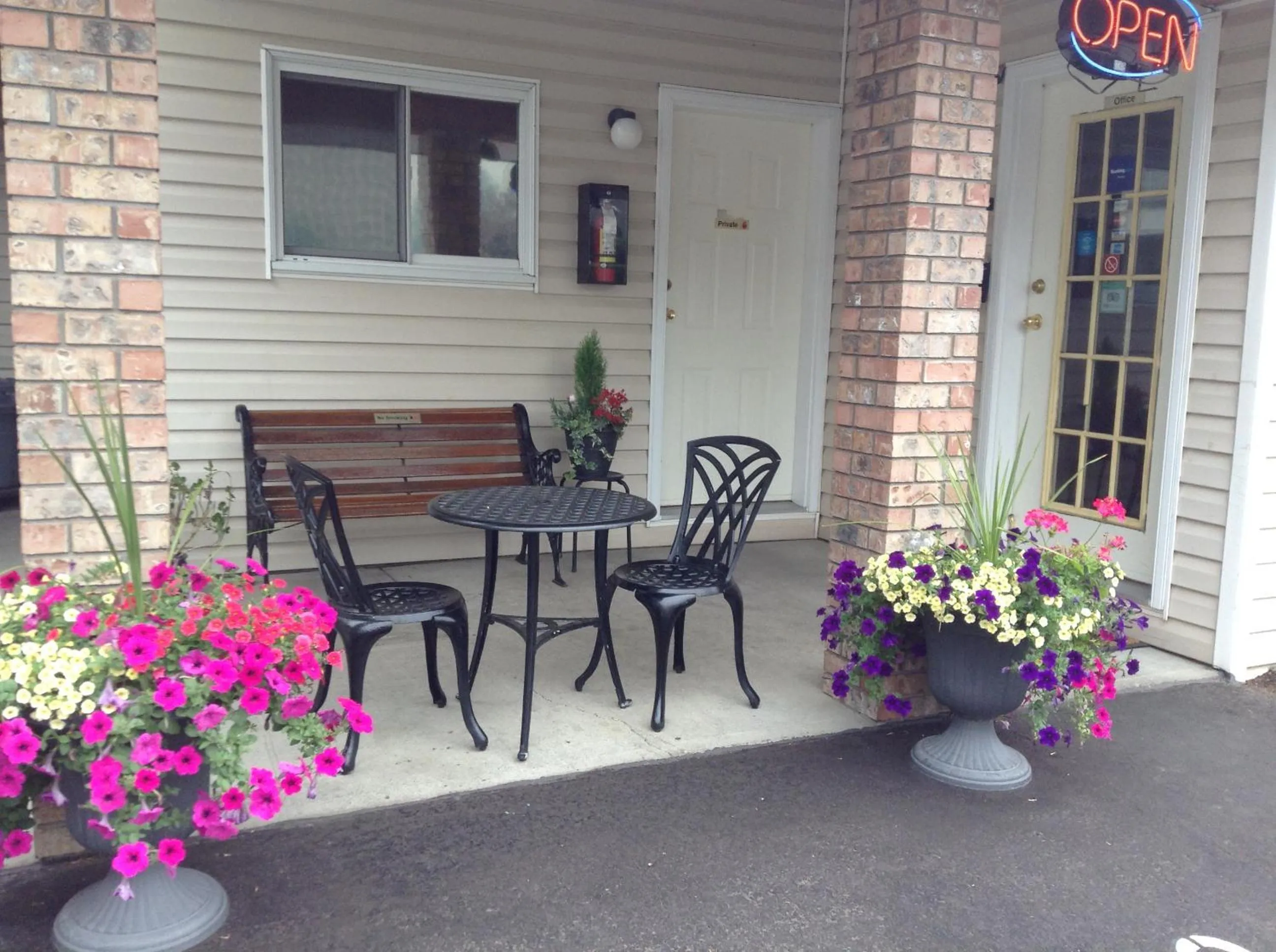 Facade/entrance in The Ranchland Inn Kamloops