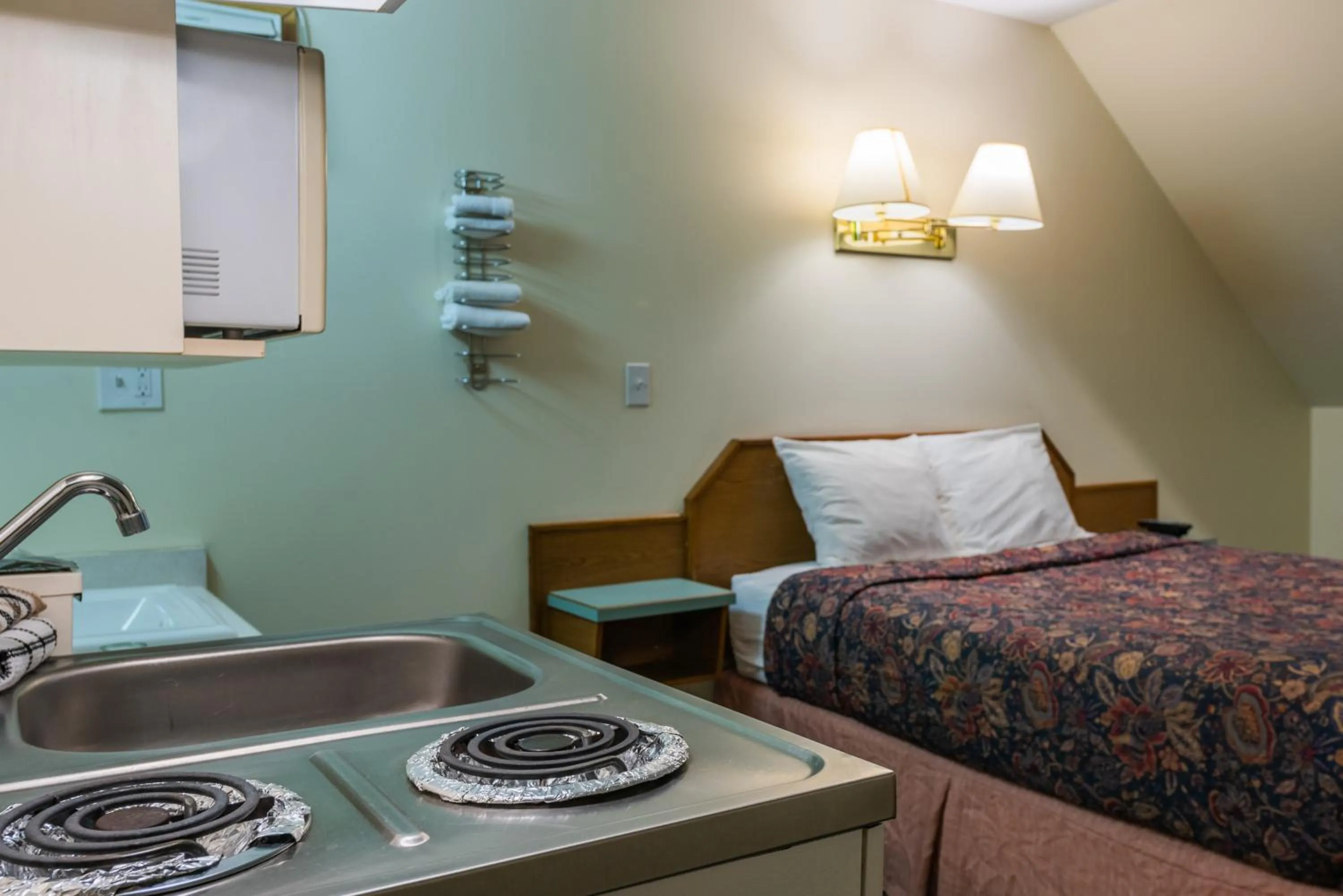 Kitchen or kitchenette, Bed in The Ranchland Inn Kamloops