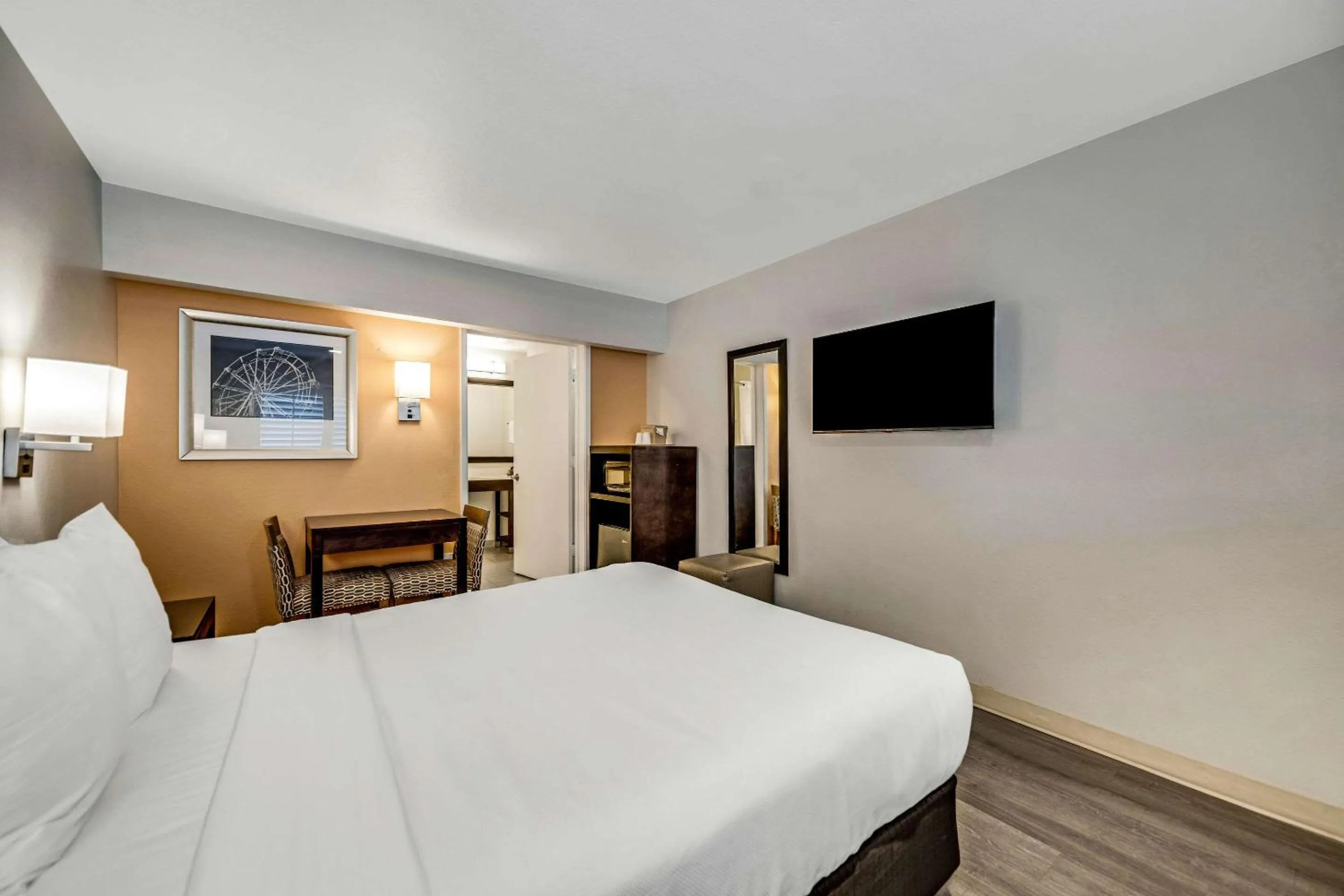 Bedroom, Bed in Comfort Inn Beach Boardwalk