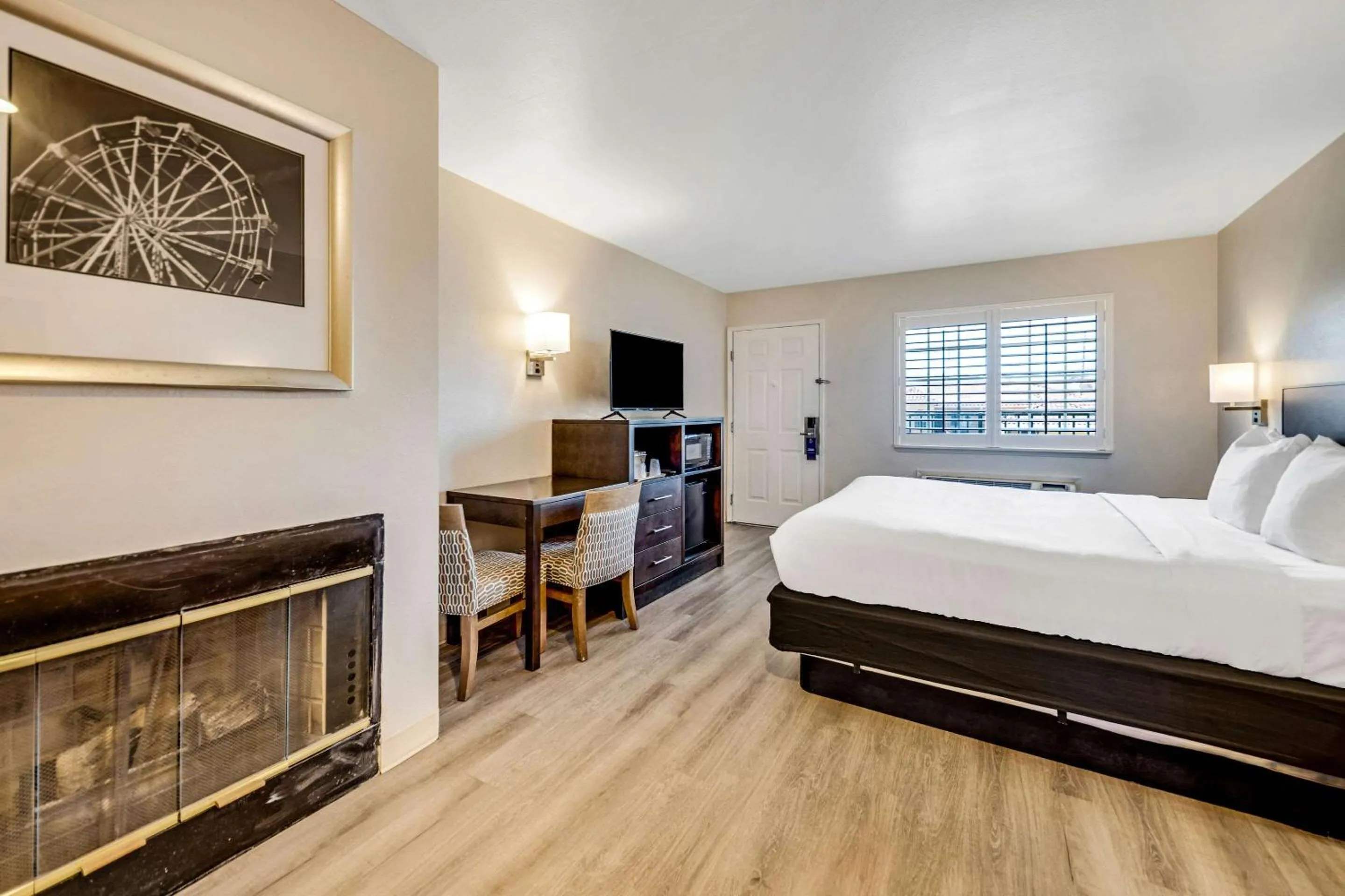 Bedroom, Bed in Comfort Inn Beach Boardwalk