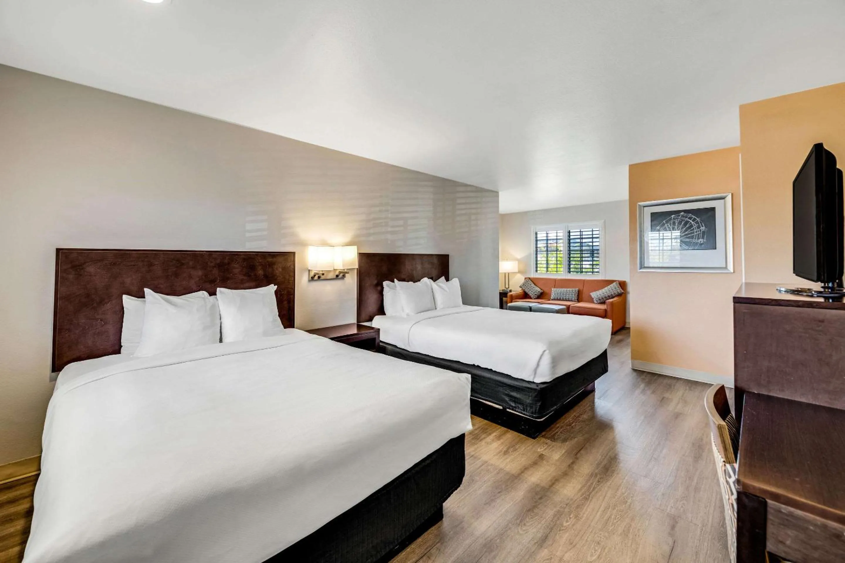 Bedroom, Bed in Comfort Inn Beach Boardwalk