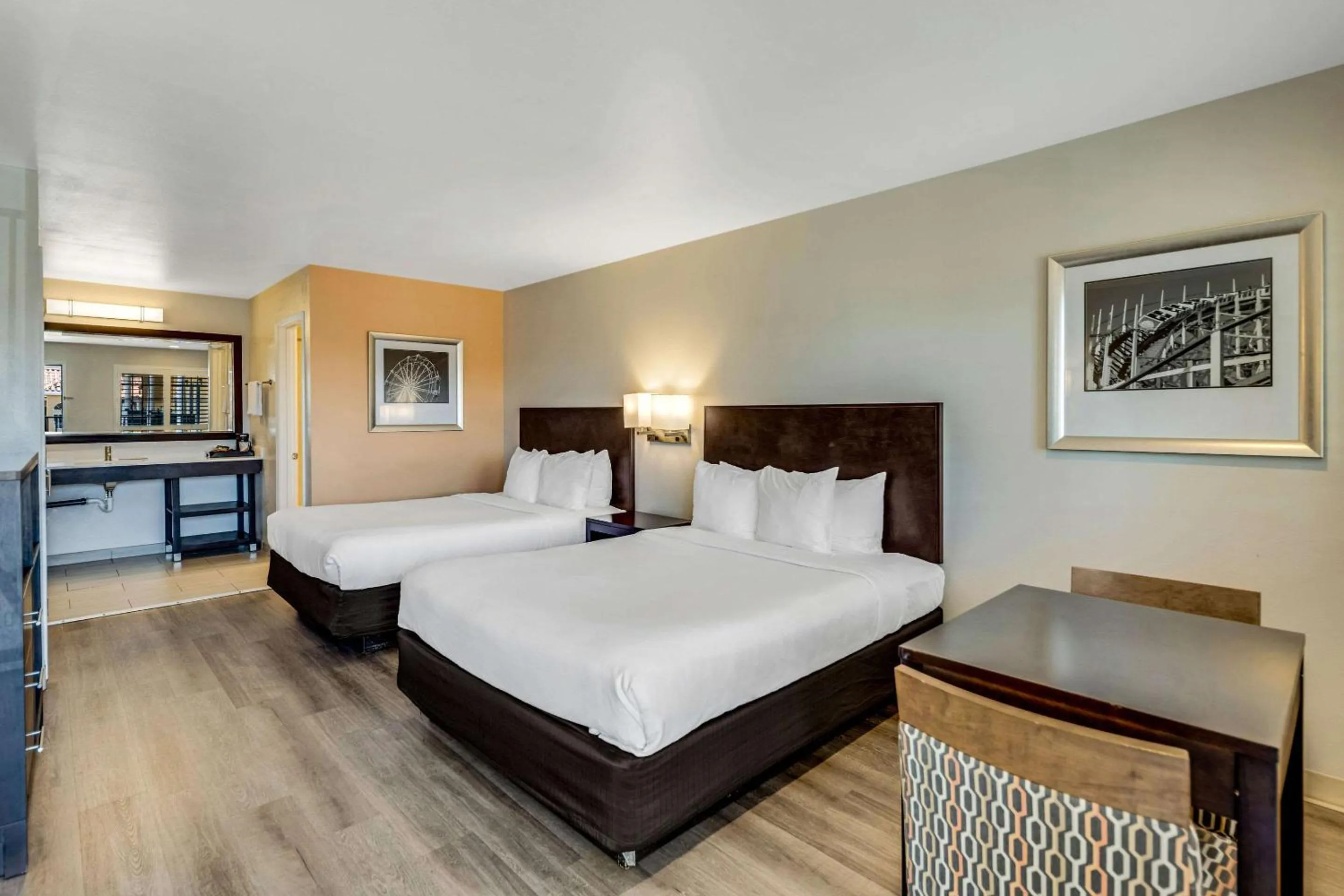 Bedroom, Bed in Comfort Inn Beach Boardwalk