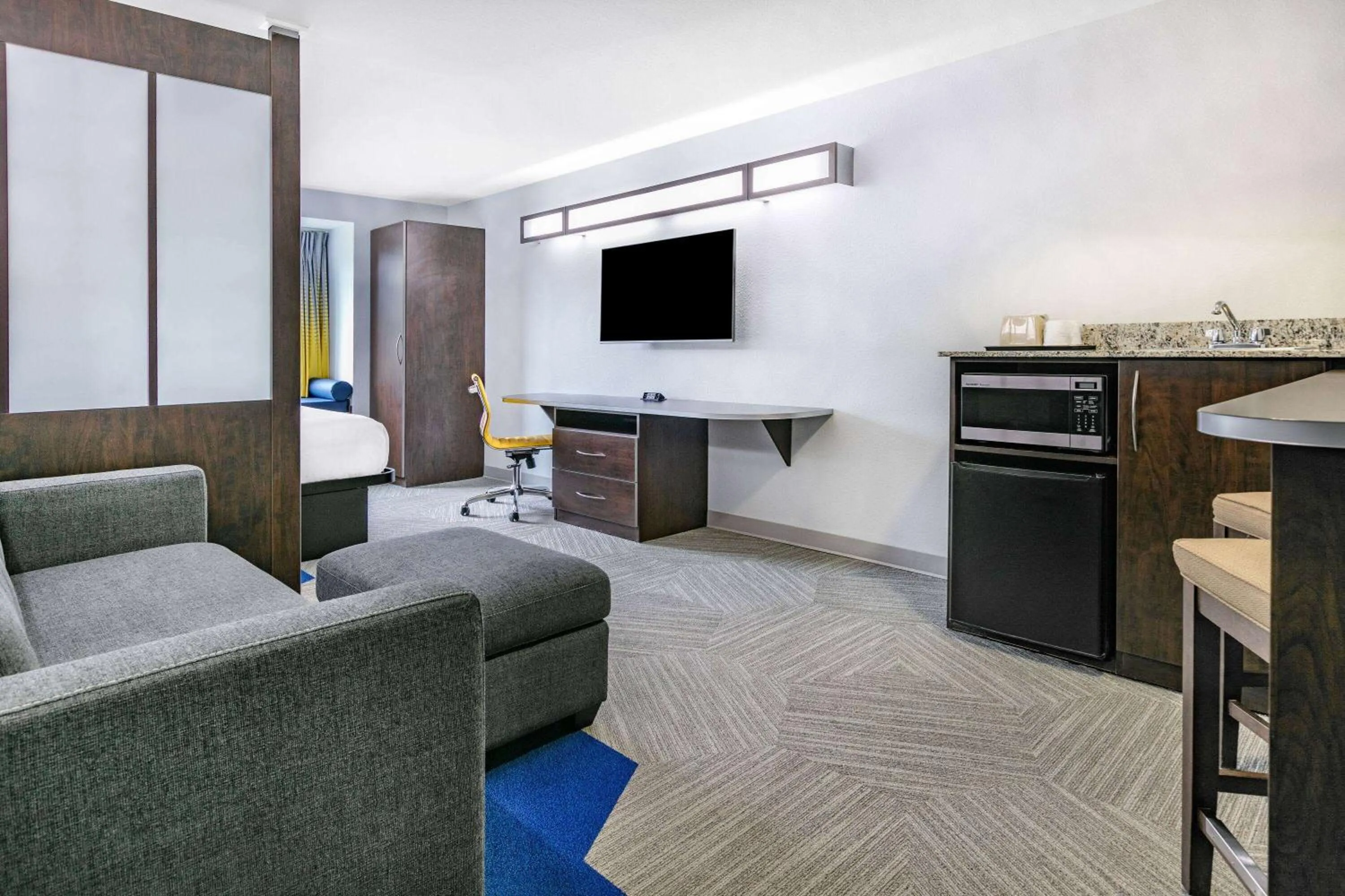 TV and multimedia in Microtel Inn & Suites by Wyndham Austin Airport