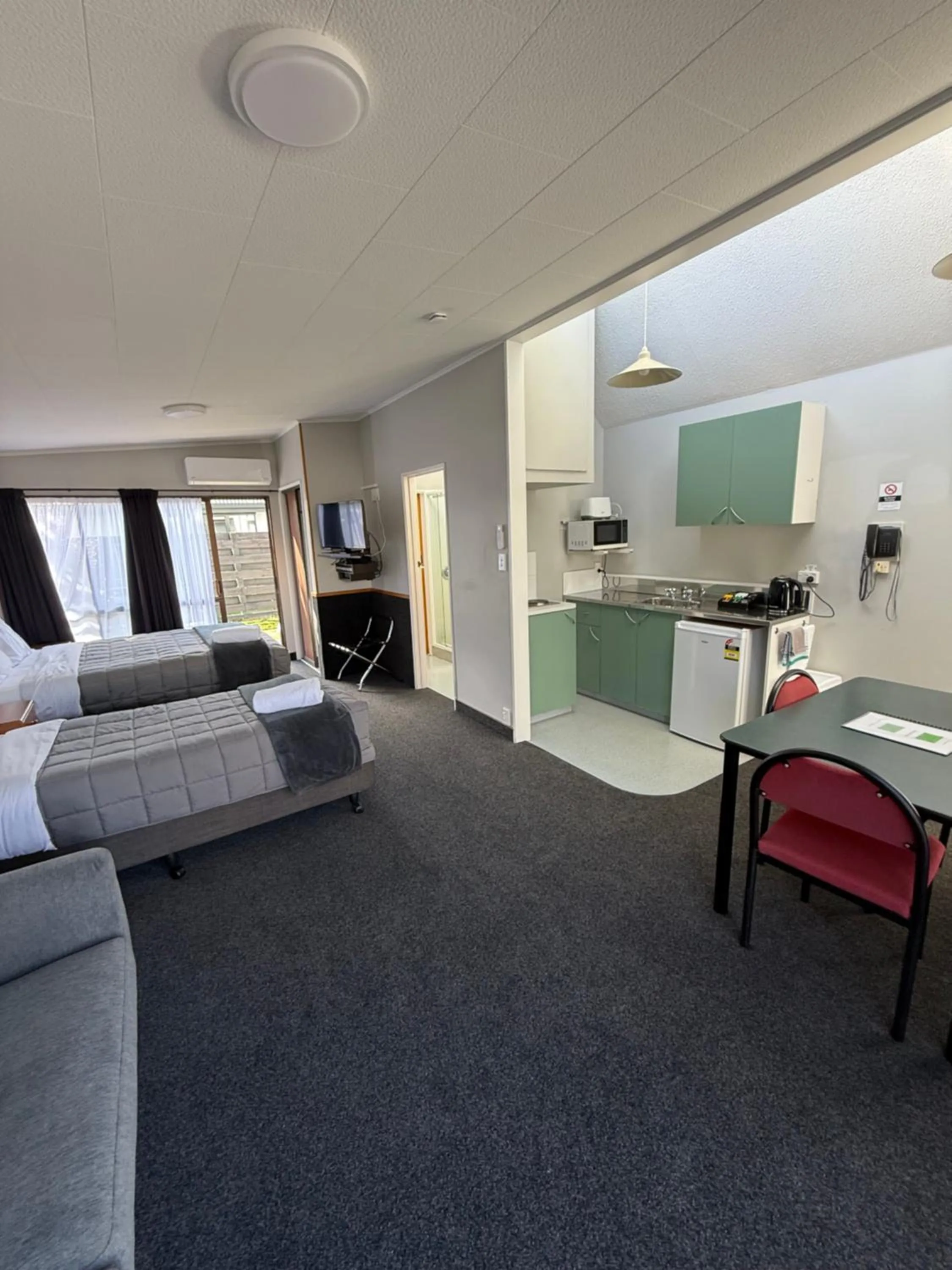 TV and multimedia in Sundowner Motel