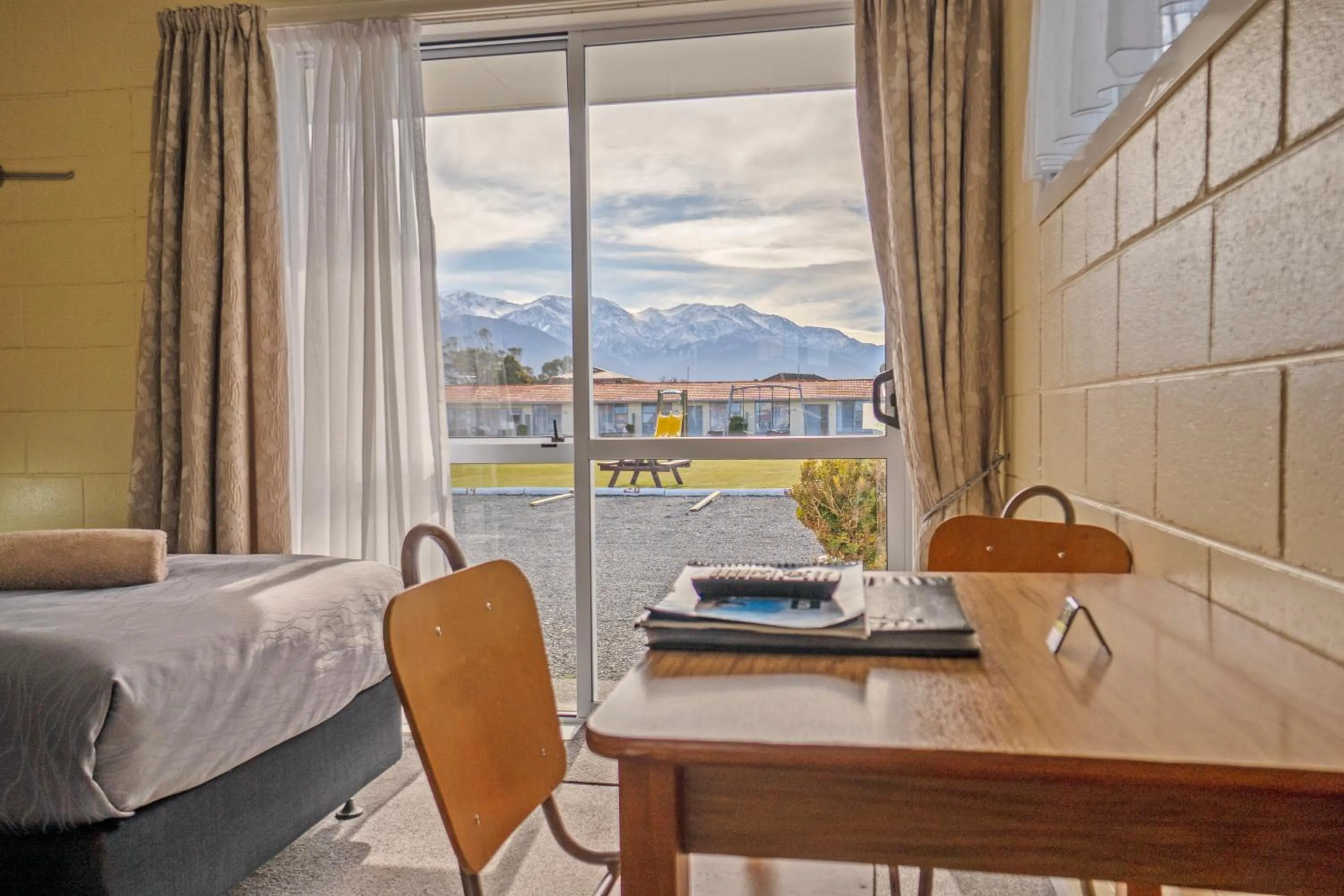 Seating area, Bed in Kaikoura Motor Inn
