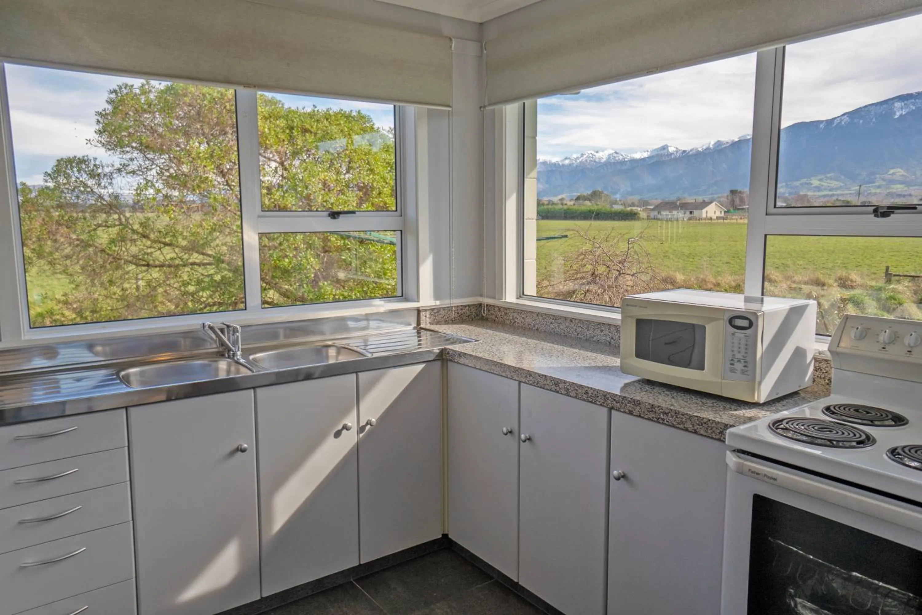Kitchen or kitchenette in Kaikoura Motor Inn