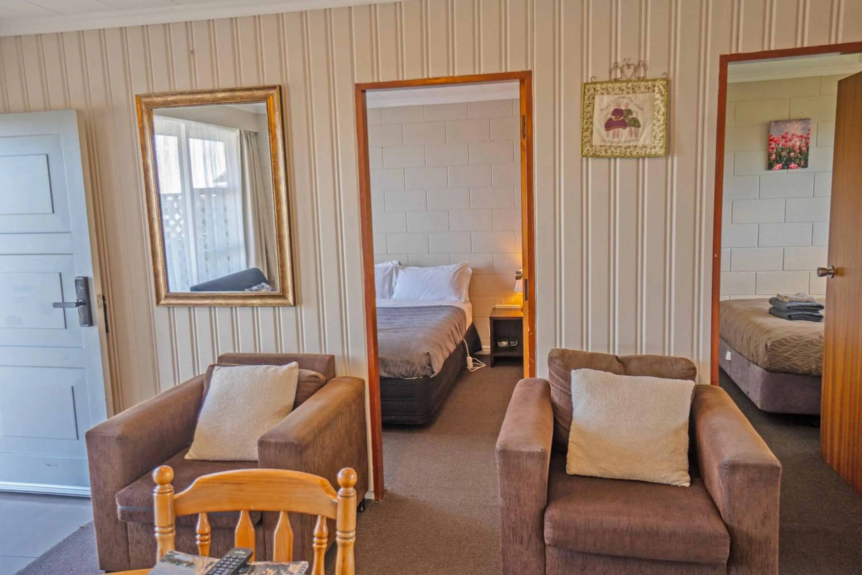 Living room, Bed in Kaikoura Motor Inn