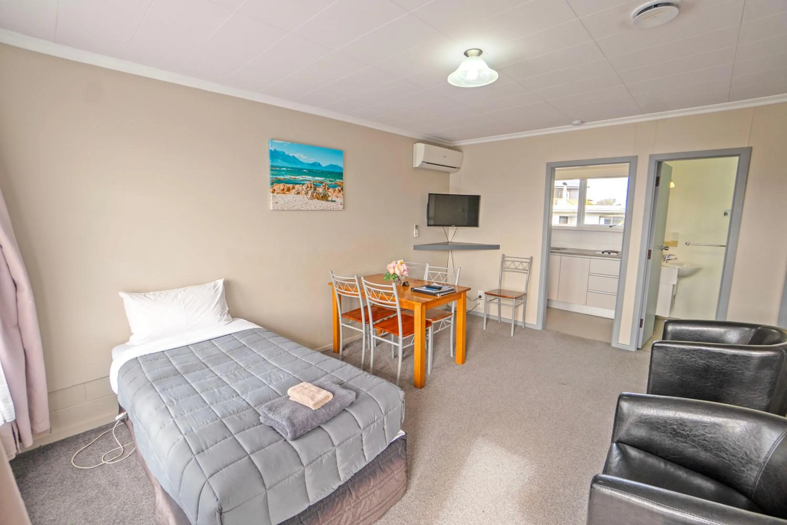 Living room, Bed in Kaikoura Motor Inn